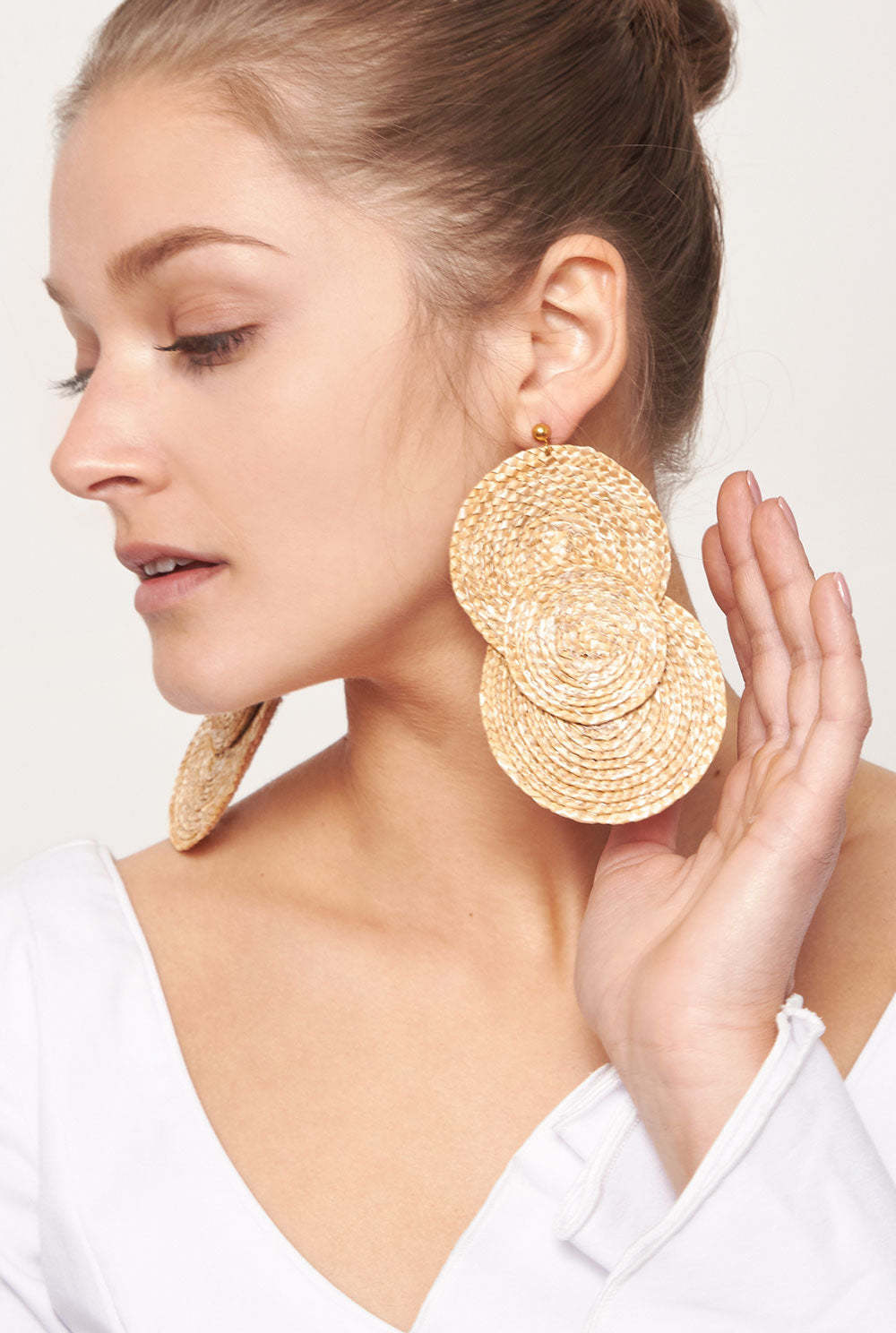 Boucles d'oreilles en paille, Zahati (38 euros).