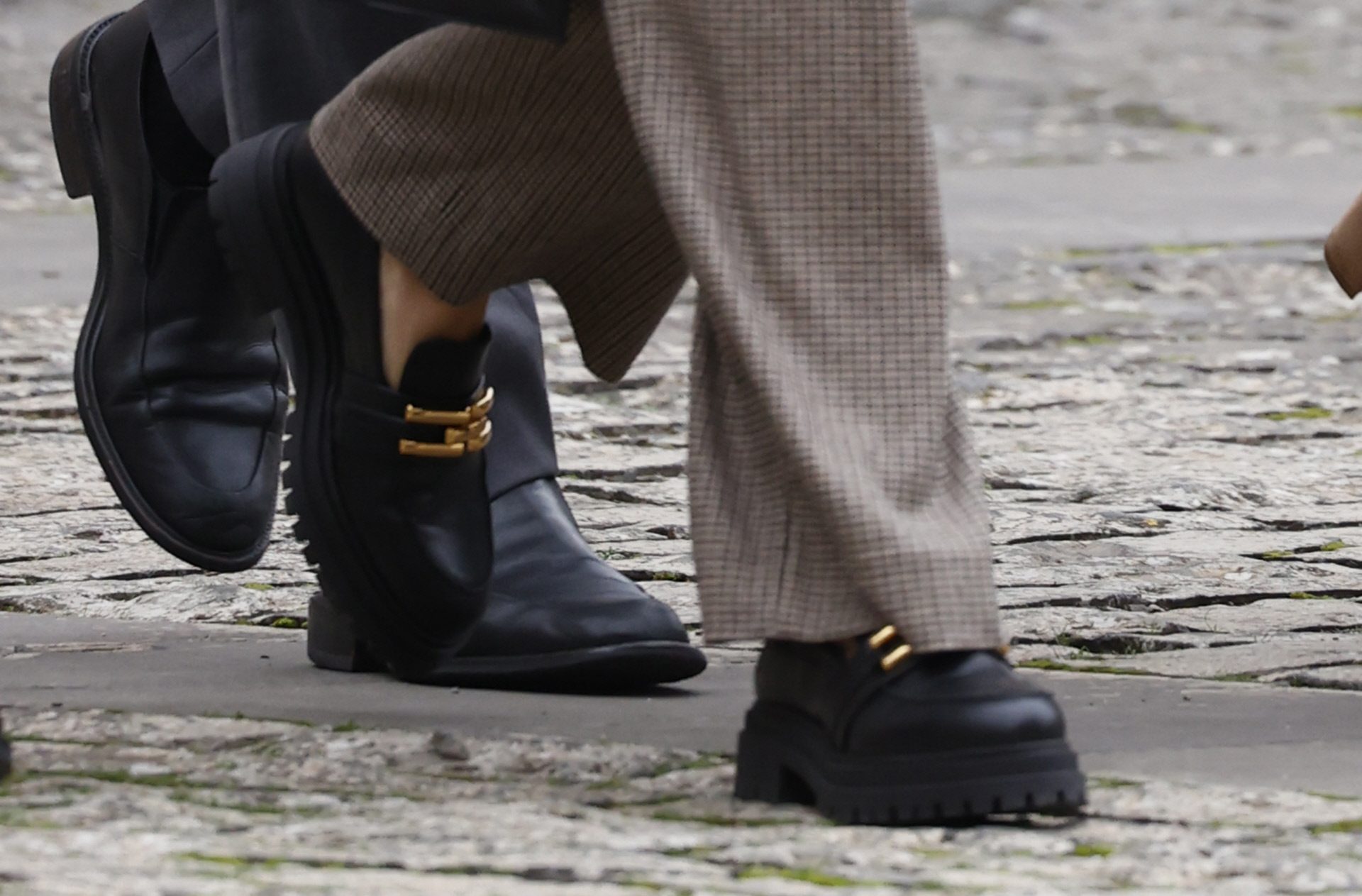 Détail des mocassins à plateforme.