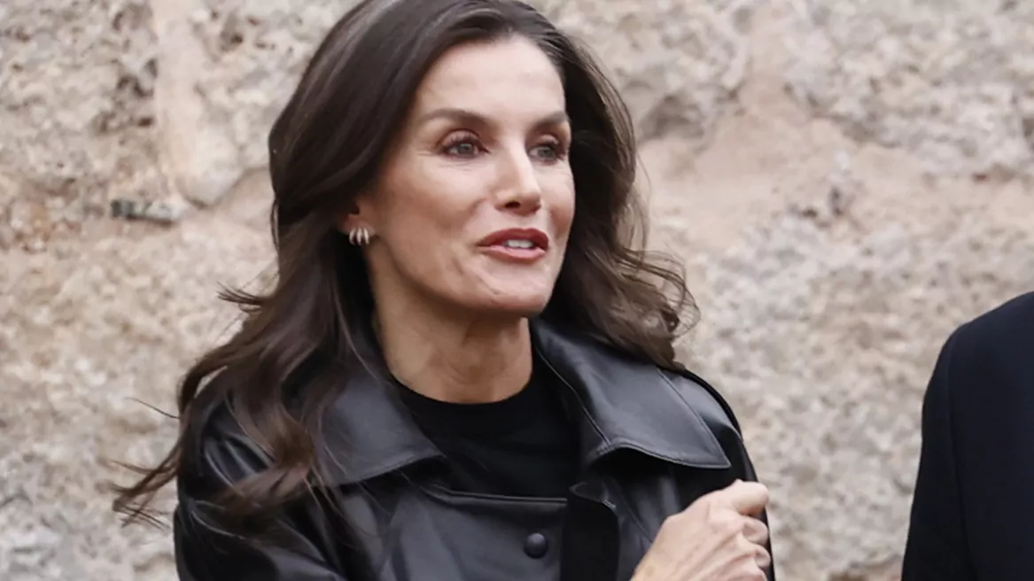 Letizia porte un look façon Kendall Jenner avec des mocassins à plateforme et un trench-coat en cuir