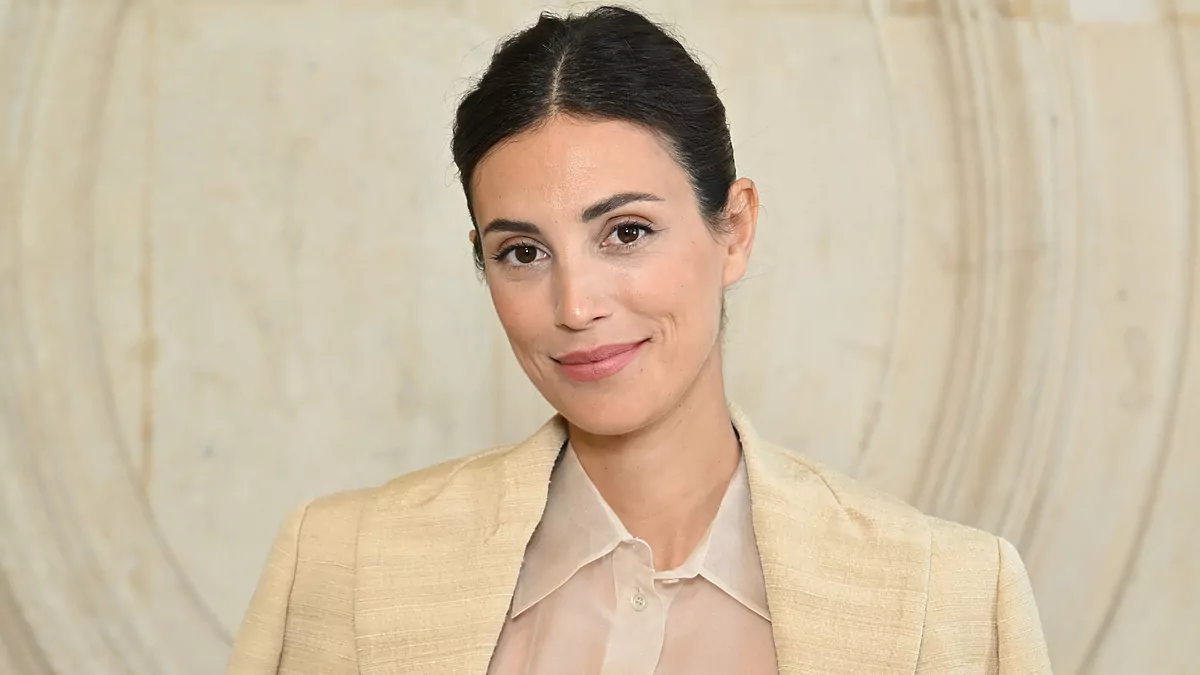 Le look confortable et élégant de Sassa de Osma : un jean cropped, des ballerines et un pull large