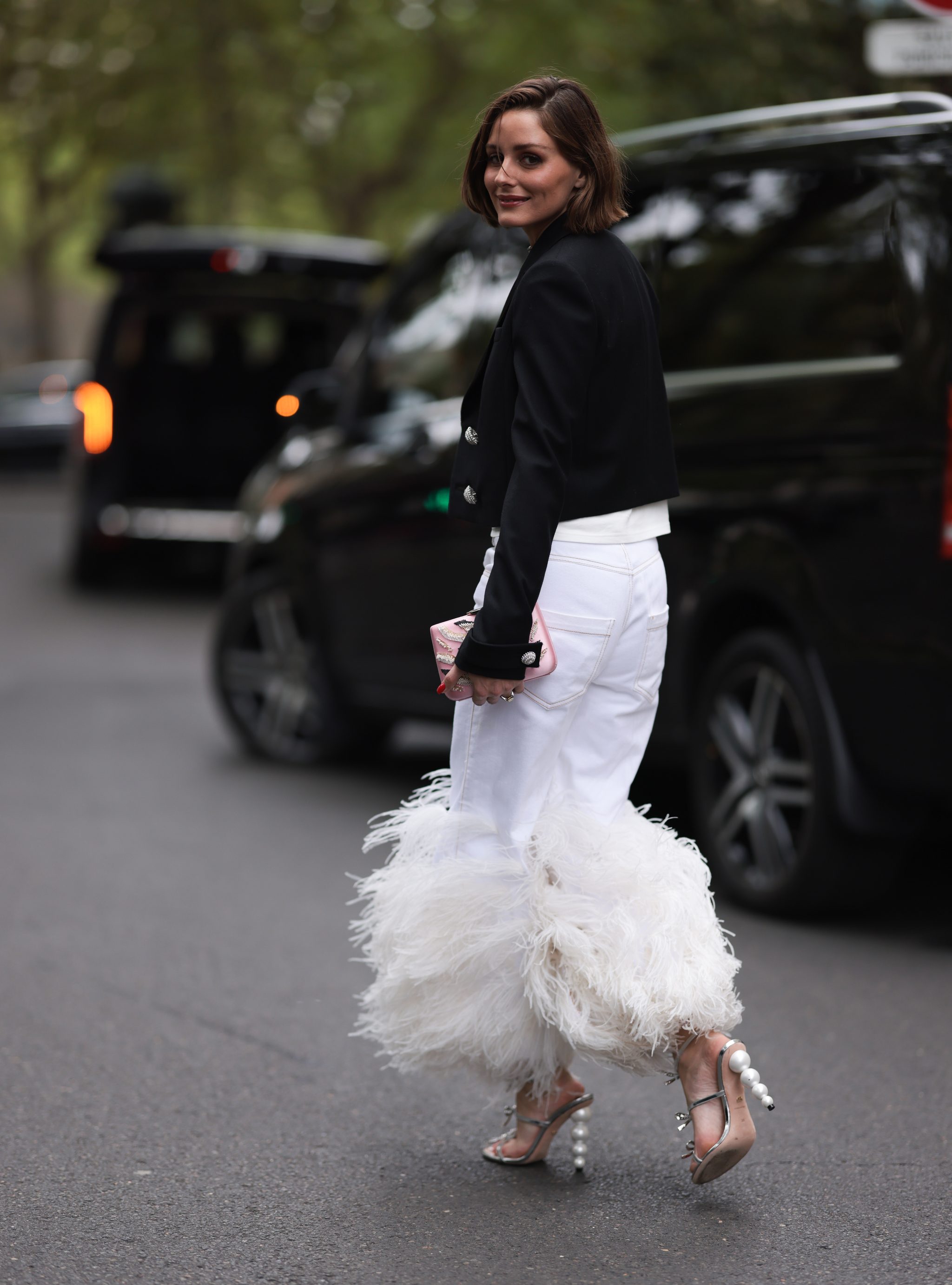 Olivia Palermo avec un jean blanc à plumes,