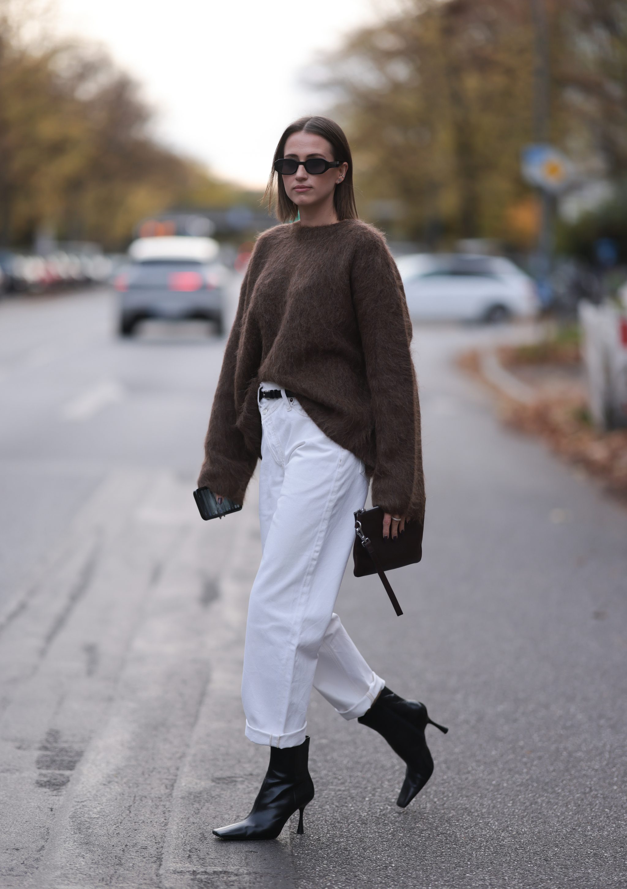 Les jeans courts fonctionnent avec des bottines.