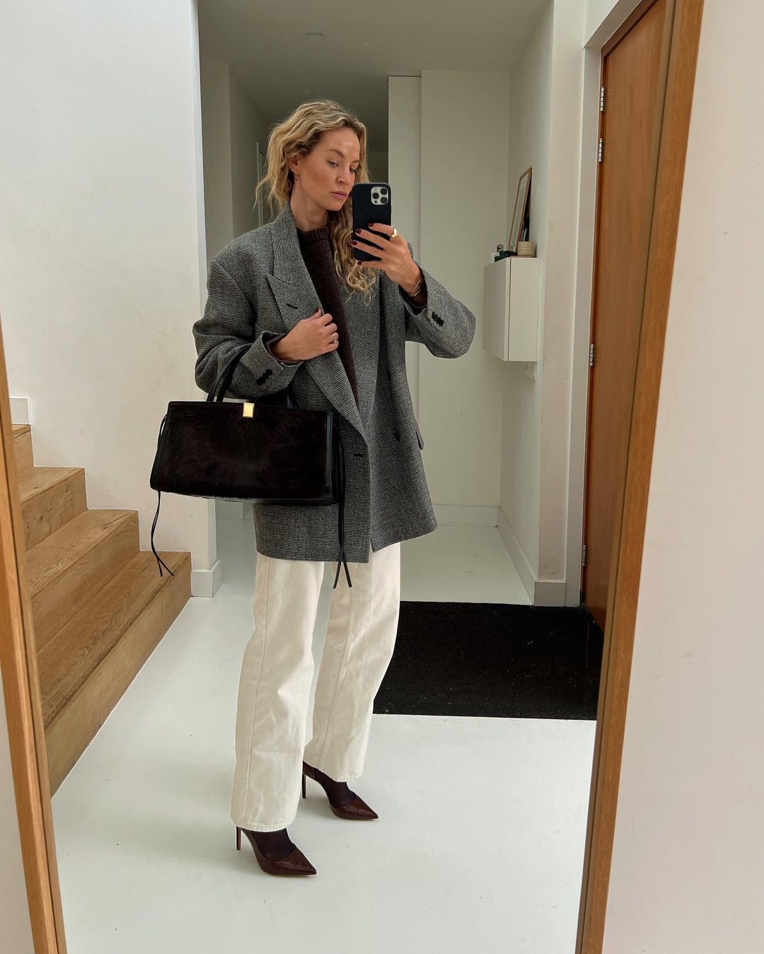 Anouk Yve avec un jean blanc en hiver.