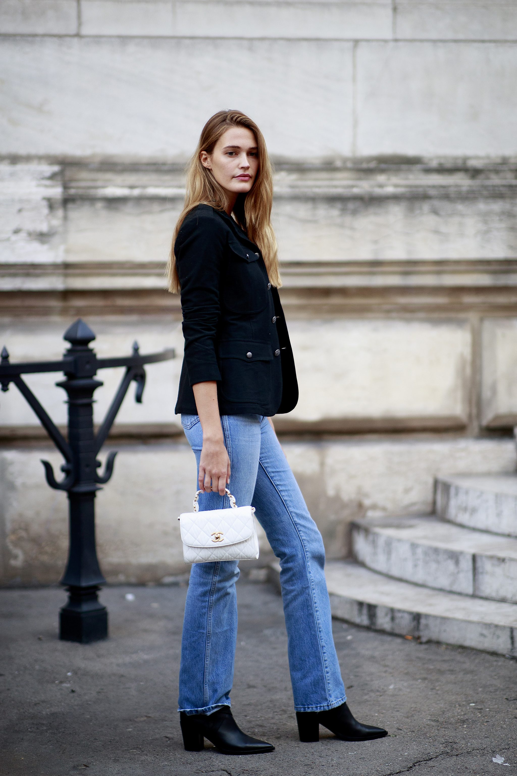 Le jean flare, la tendance jeans de 2024.