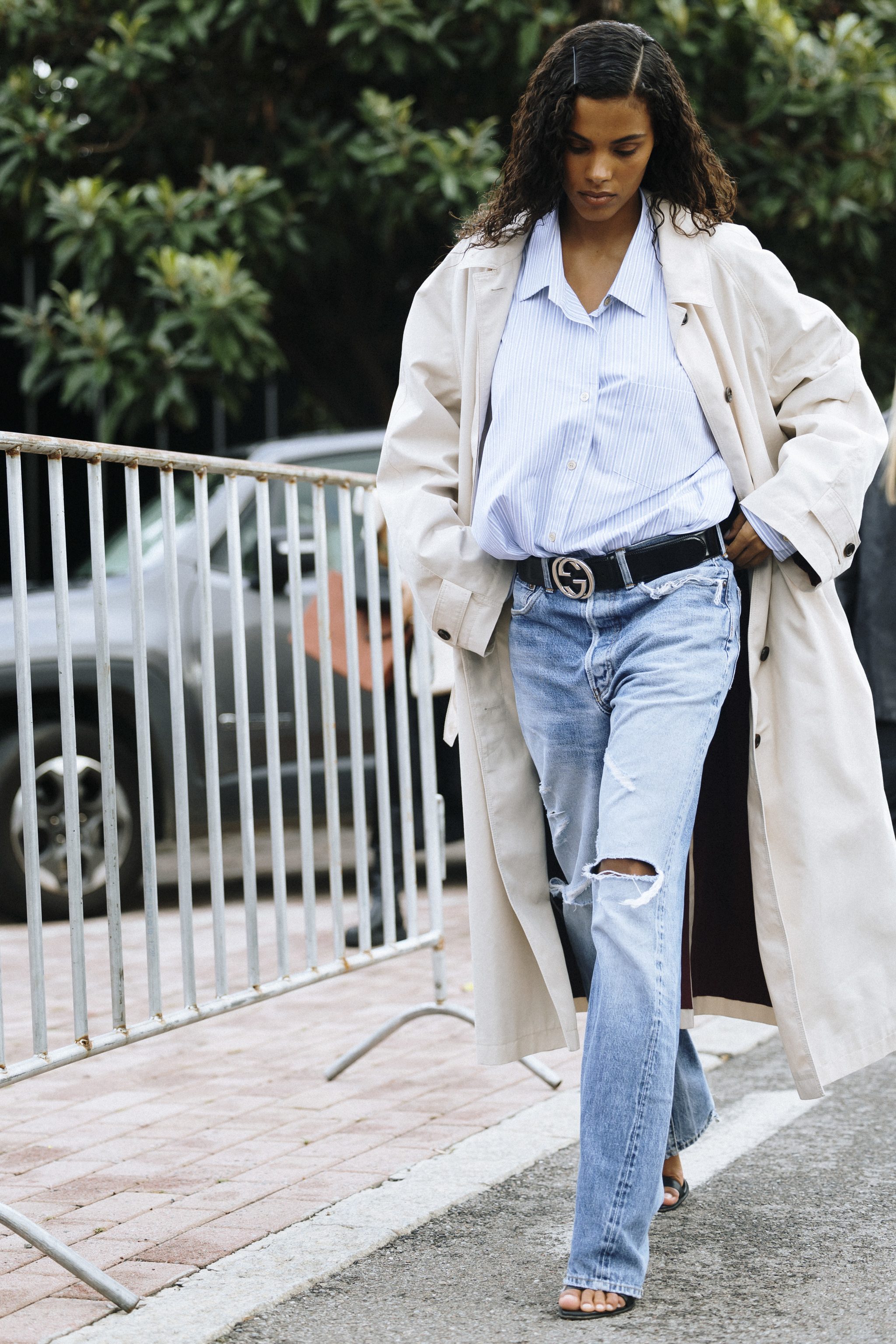 Look avec un jean déchiré, la tendance jeans qui revient en 2024.