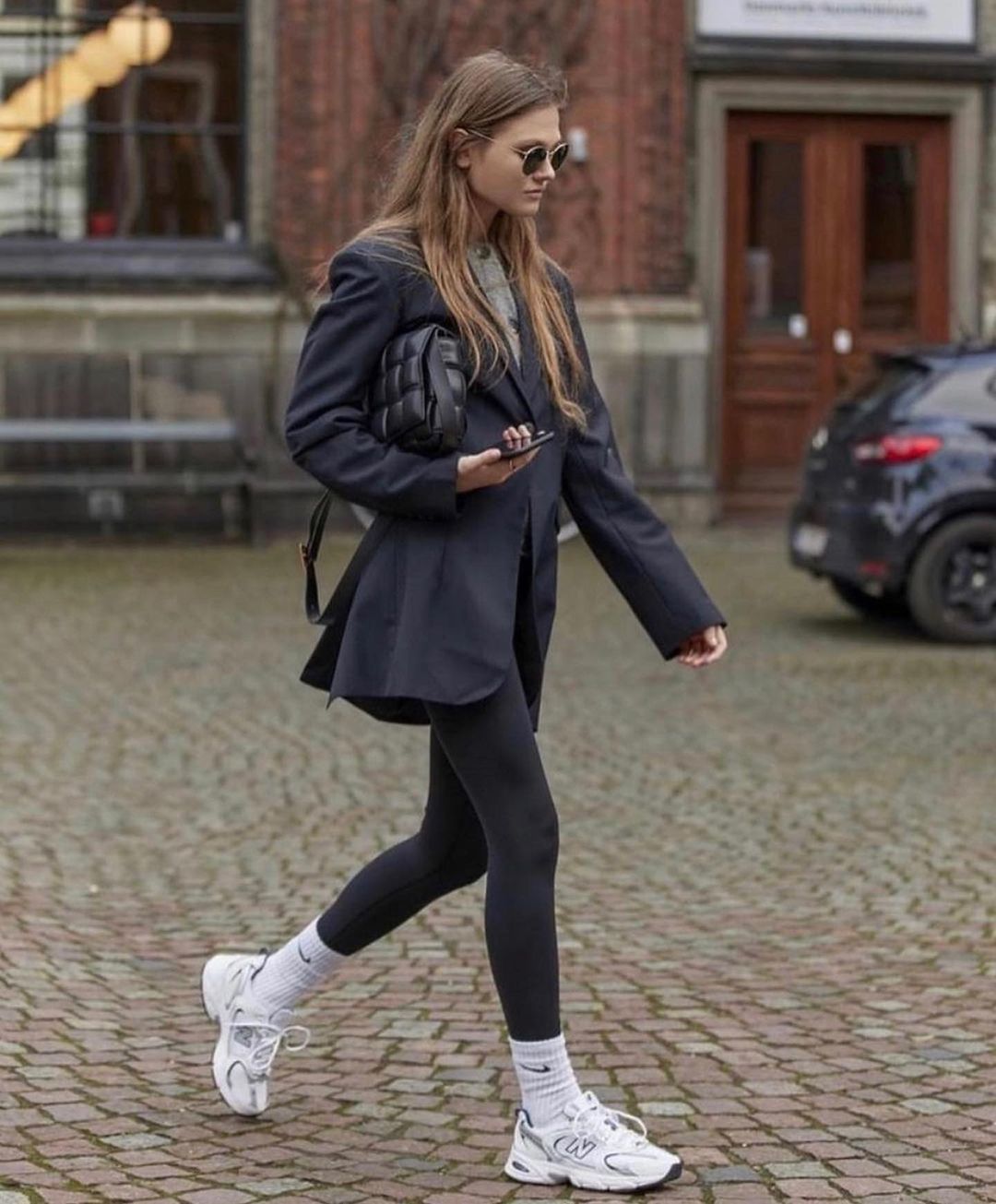 Filippa Hagg avec un legging et des baskets, un look sportif très tendance.