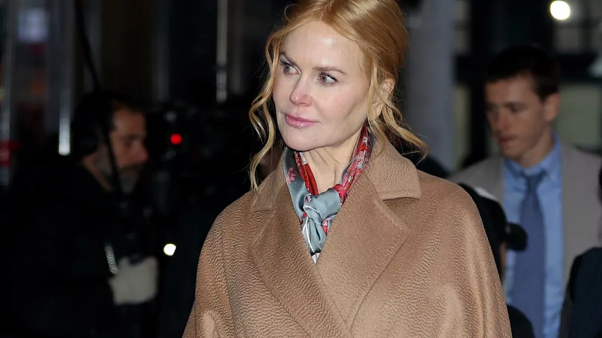 Le luxe silencieux de Nicole Kidman : un manteau camel, des collants nude et le sac qui dit tout