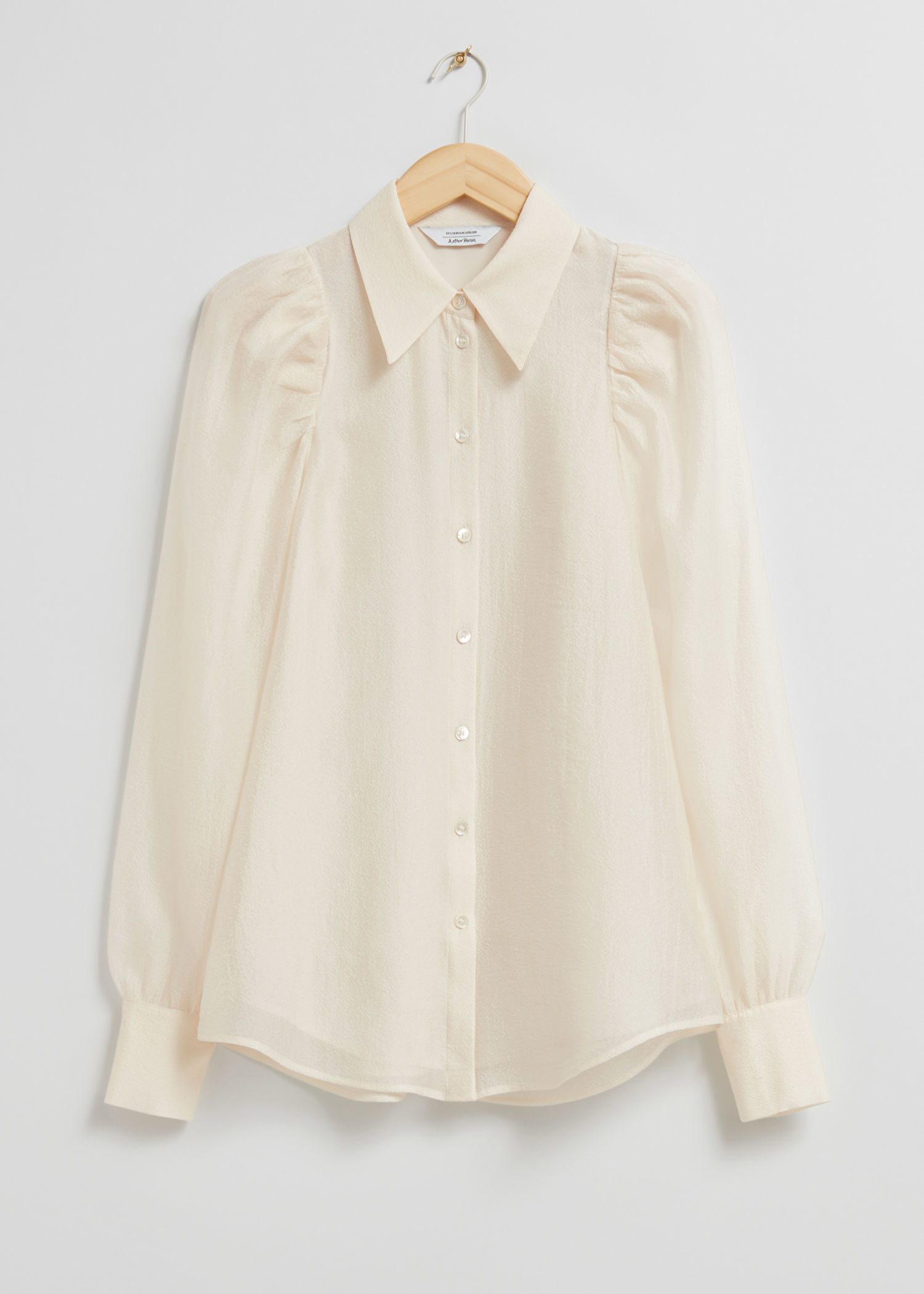 Blouse en soie blanche de chez & Other Stories (99 euros).