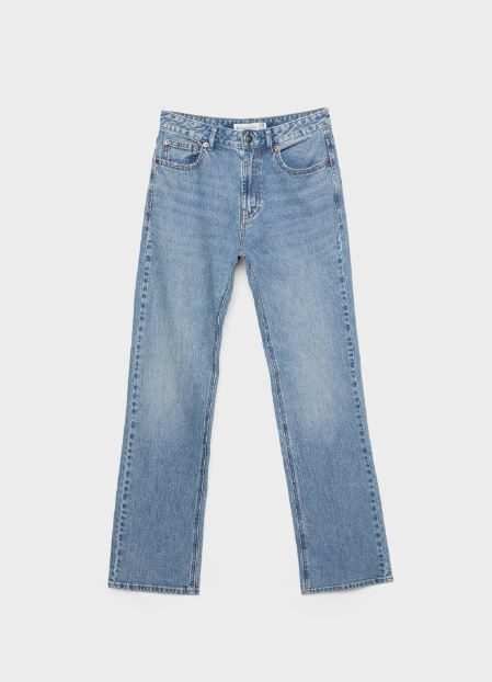 Jean droit Stradivarius (25,99 euros).