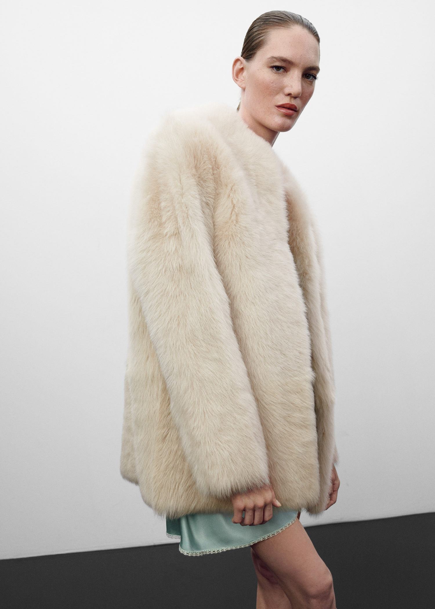 Manteau en cuir mangue (699,99 euros).