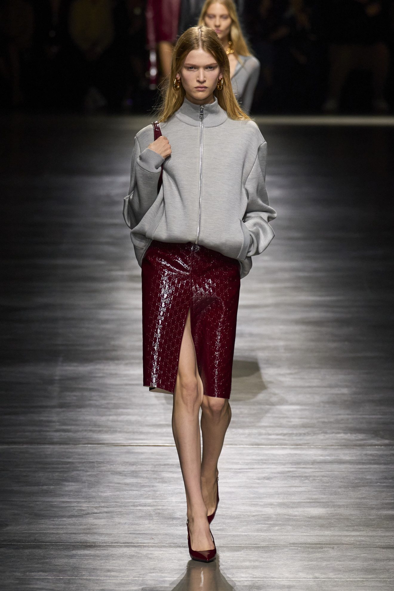 Le sweat gris vu au défilé Gucci.
