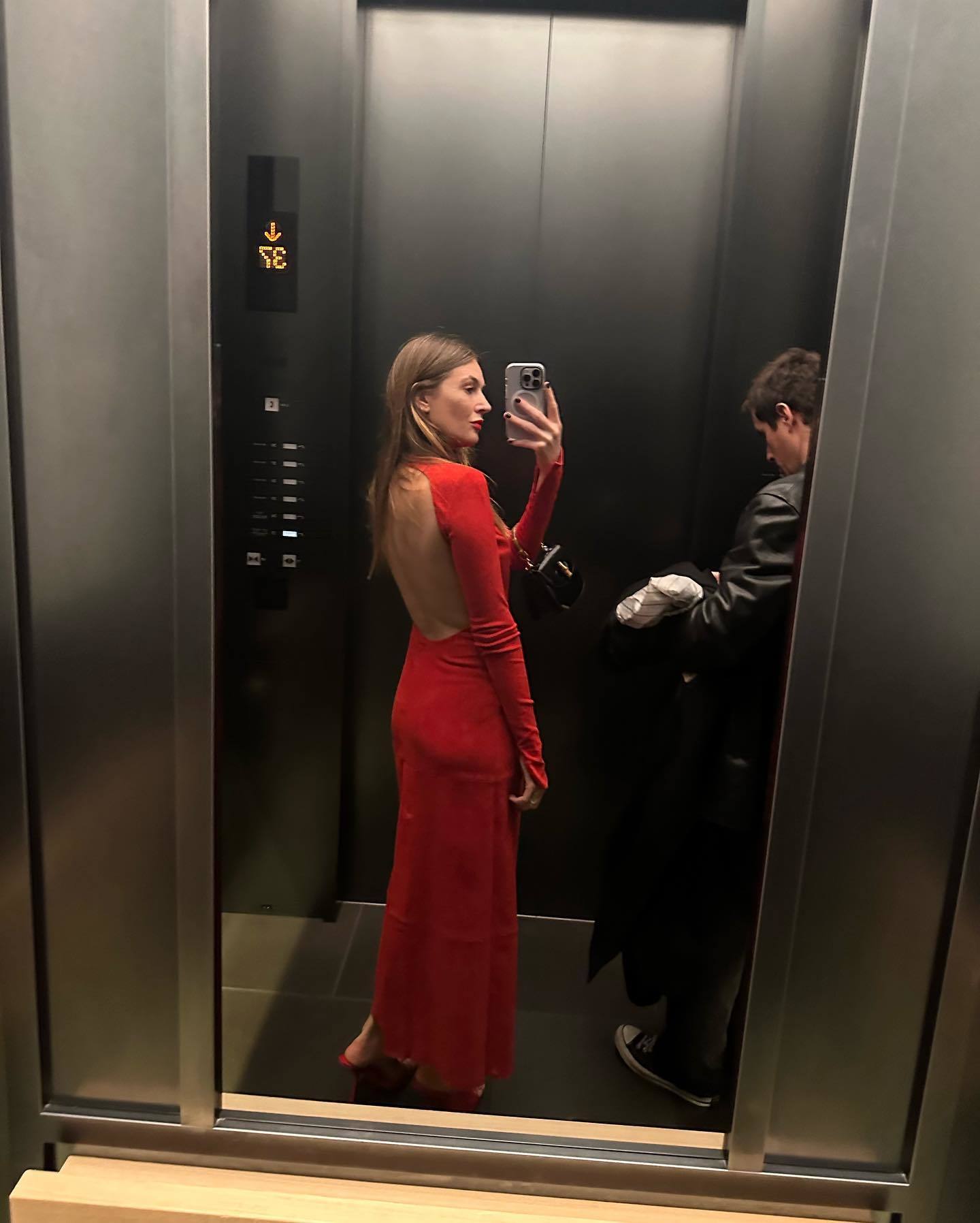 Camille Charrière en robe rouge sur son compte.