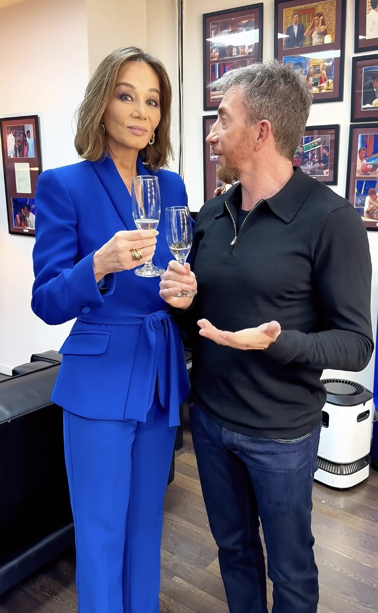 Isabel Preysler avec Pablo Motos à El Hormiguero avec le tailleur bleu Klein de Bleis Madrid.