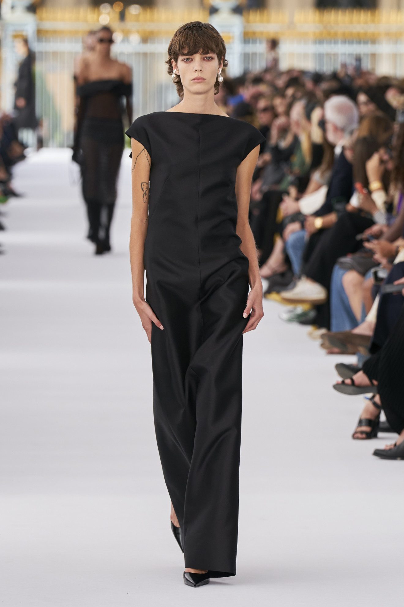 Une robe noire du défilé Givenchy.