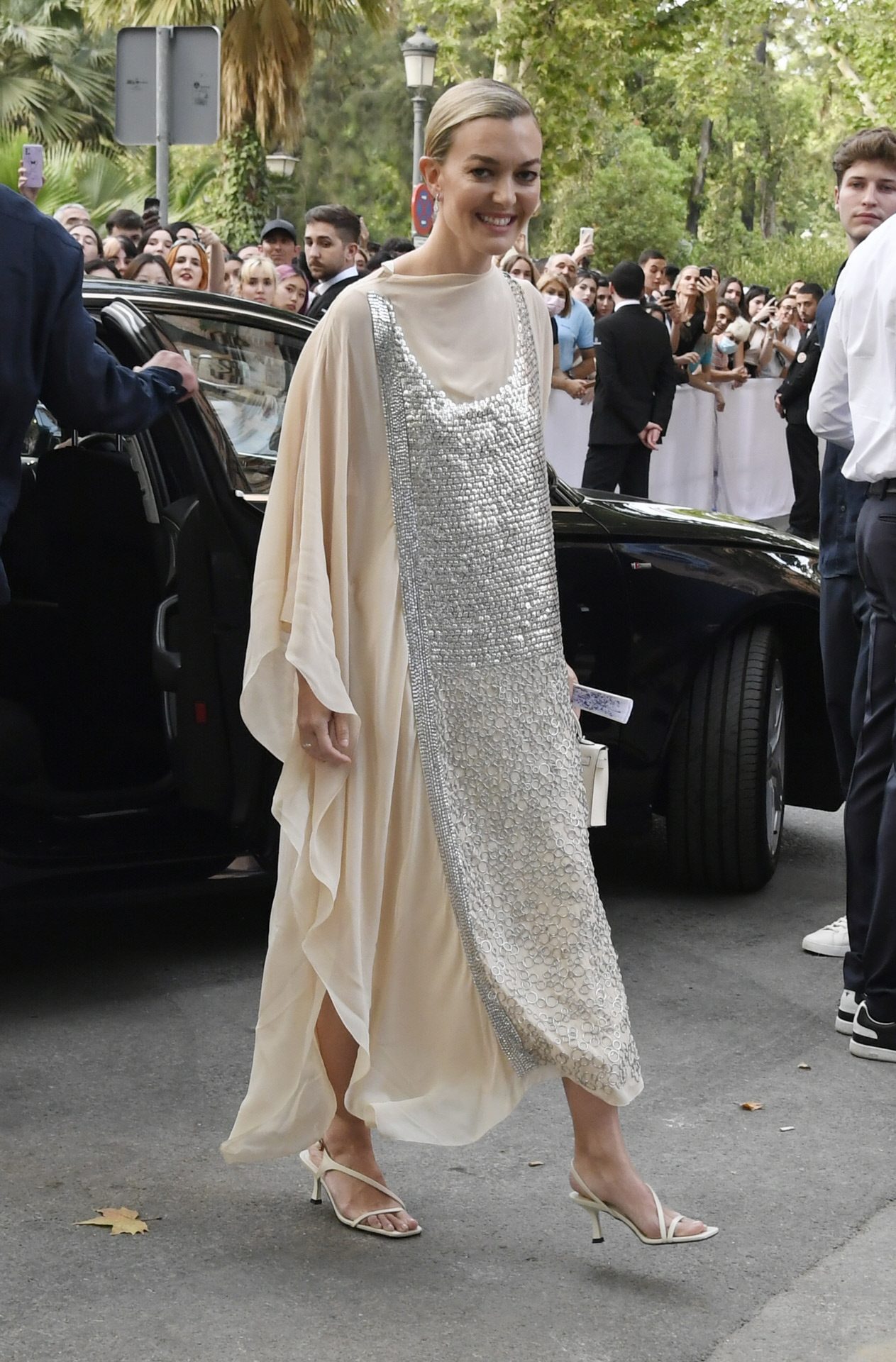 Marta Ortega assiste au défilé Dior avec une spectaculaire robe Zara.
