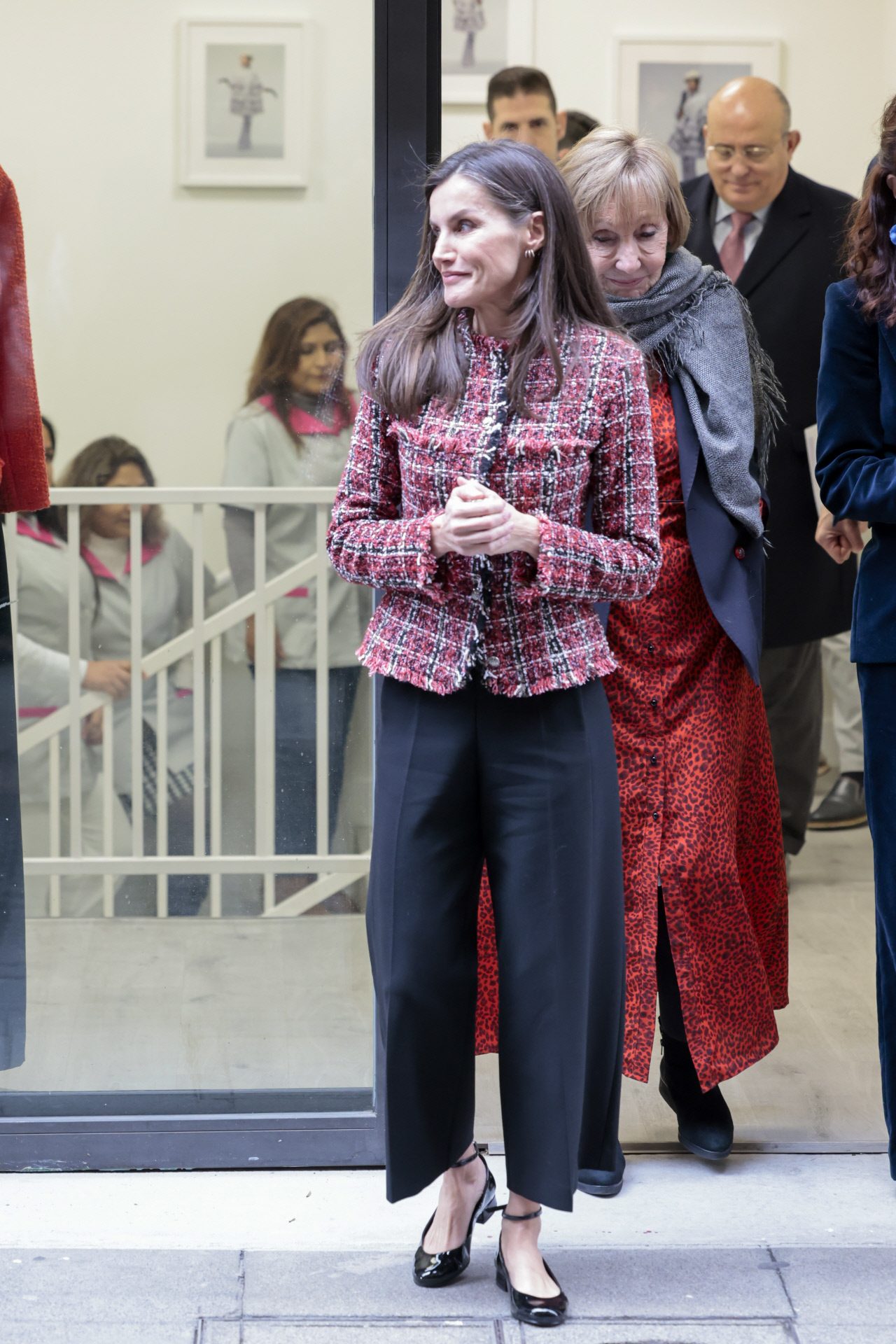 La reine Letizia avec des ballerines en cuir verni.