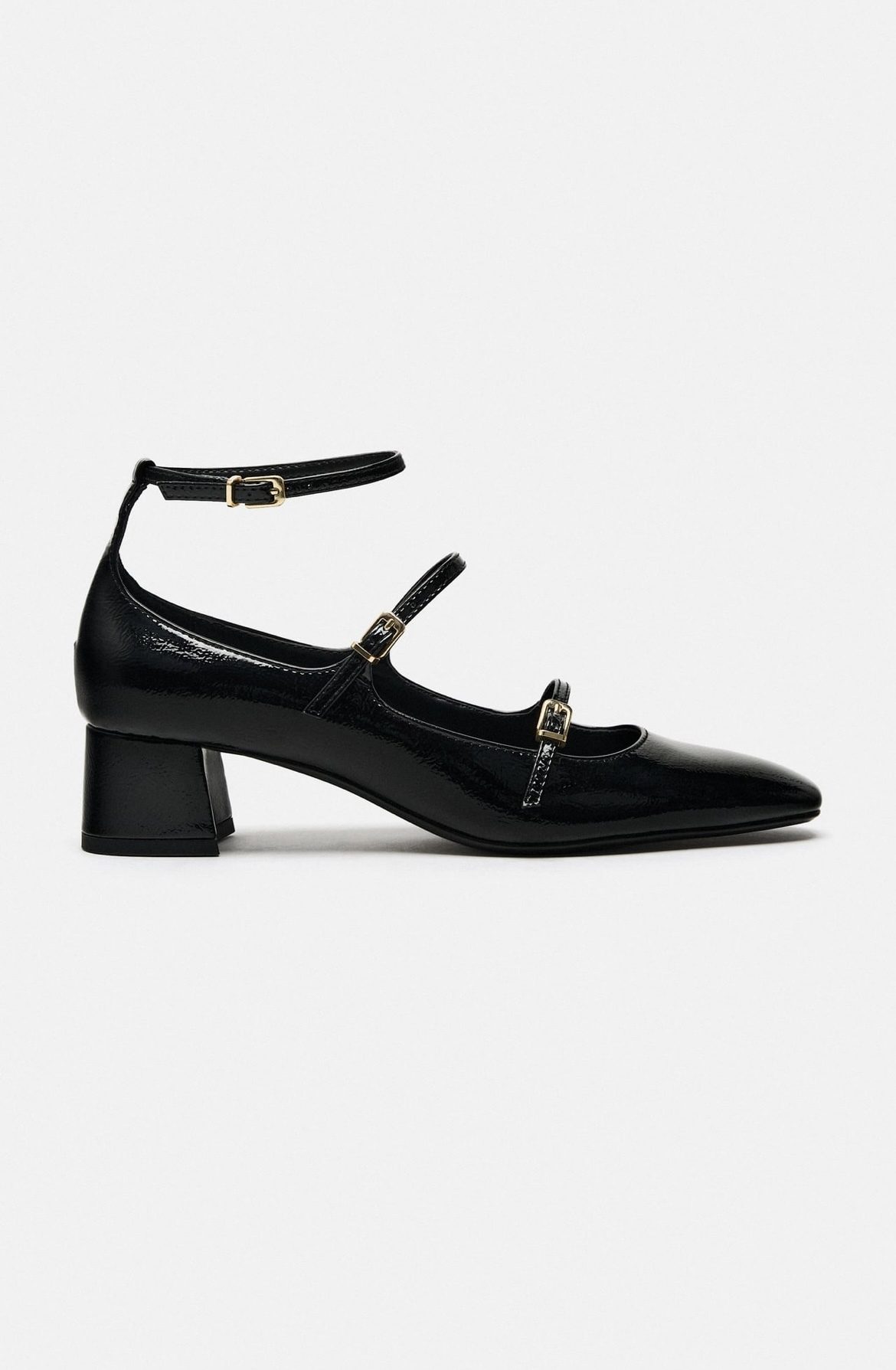 De Zara, avec du cuir verni et plusieurs bracelets (29,95 euros).