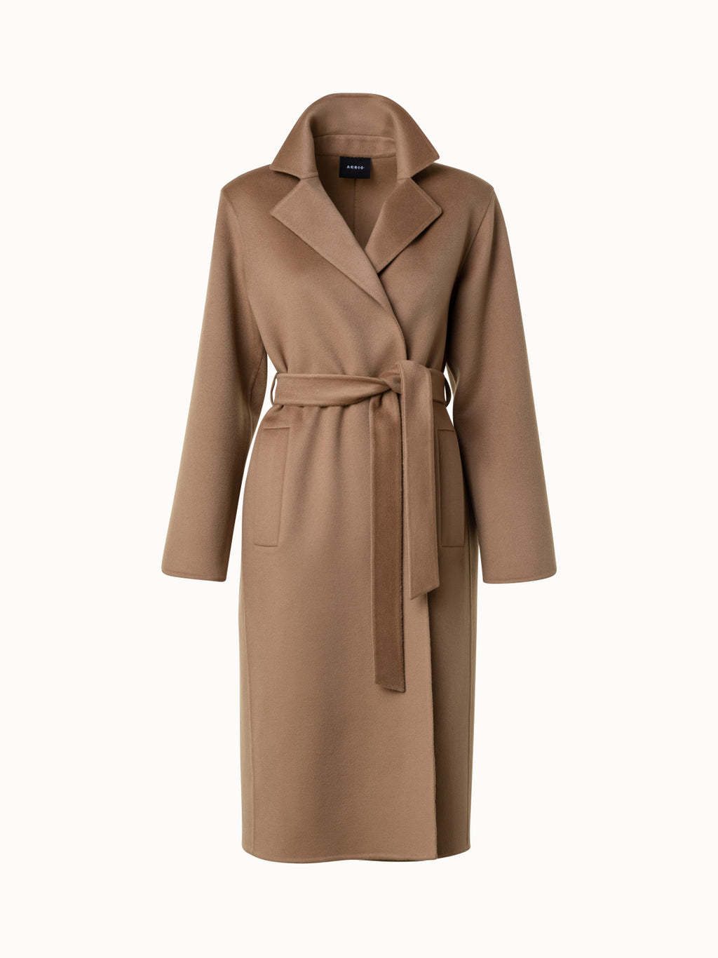 Manteau de chambre Akris camel (5 390 euros).