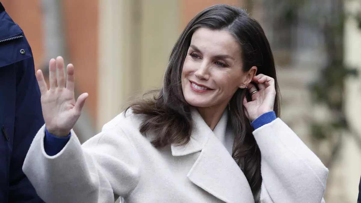 Le manteau de la reine Letizia est la formule pour bien s'habiller en 2024, on le retrouve en promo