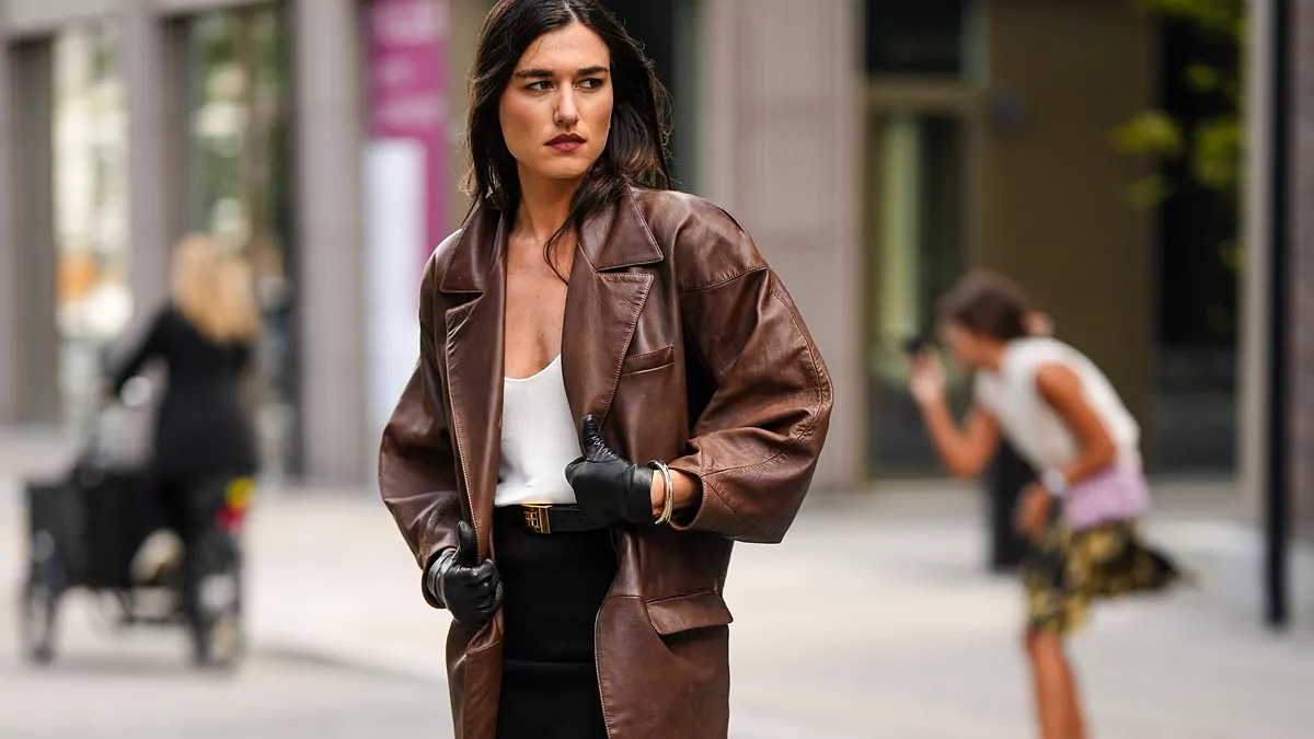 Le style minimal et élégant de cet hiver en 5 jupes midi (et comment les combiner)