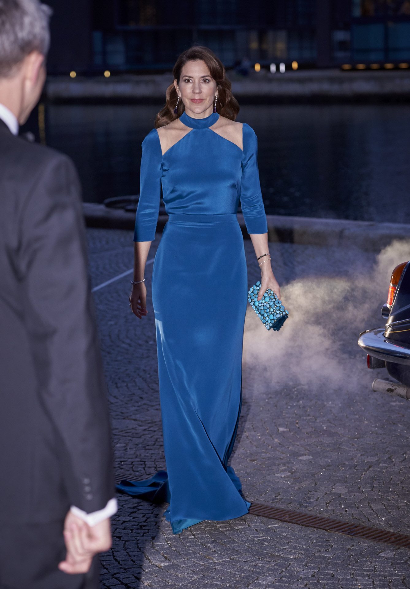 Le look de gala de Mary de Donaldson avec une longue robe bleue.