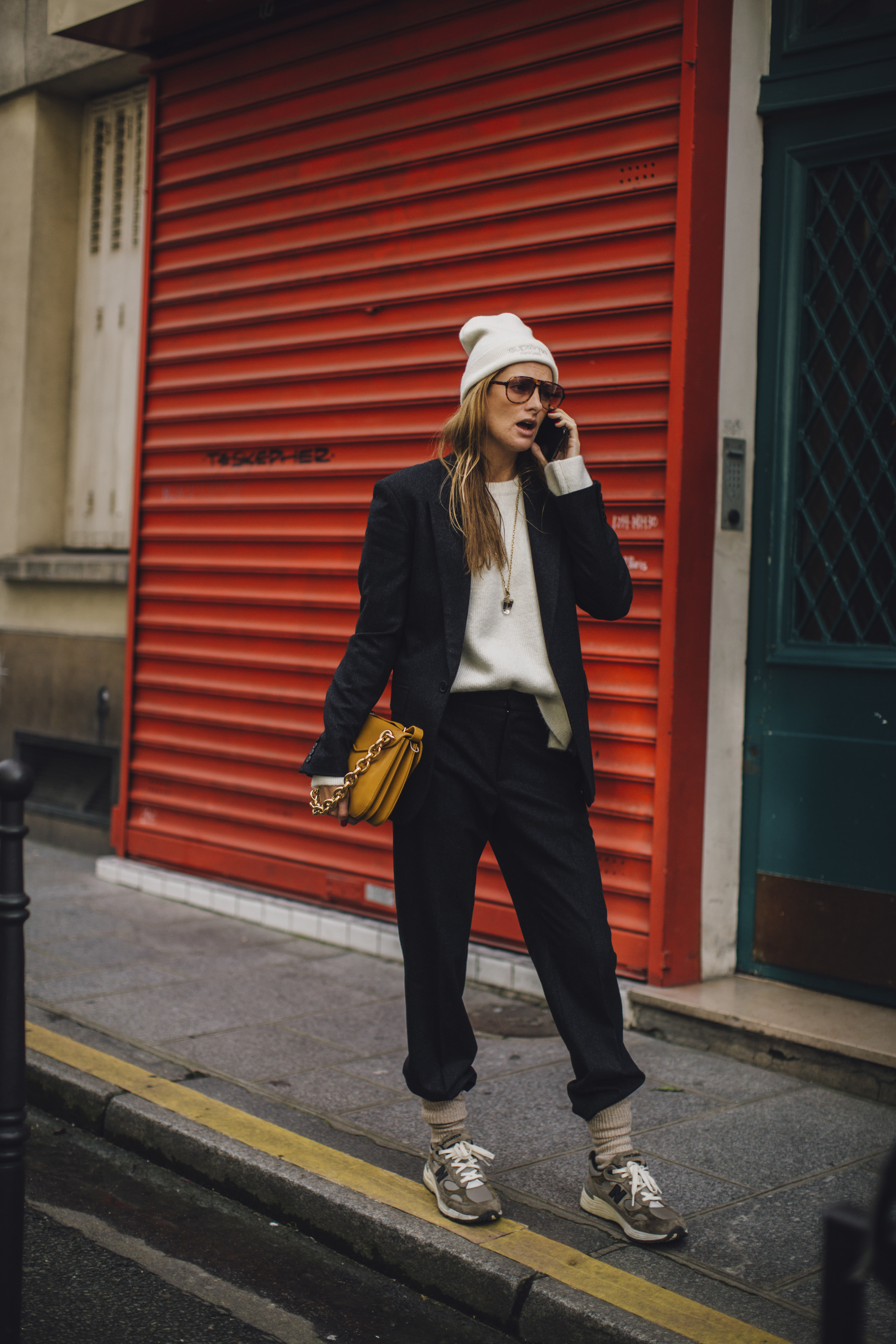 Costume bleu marine avec pull en cachemire écru.