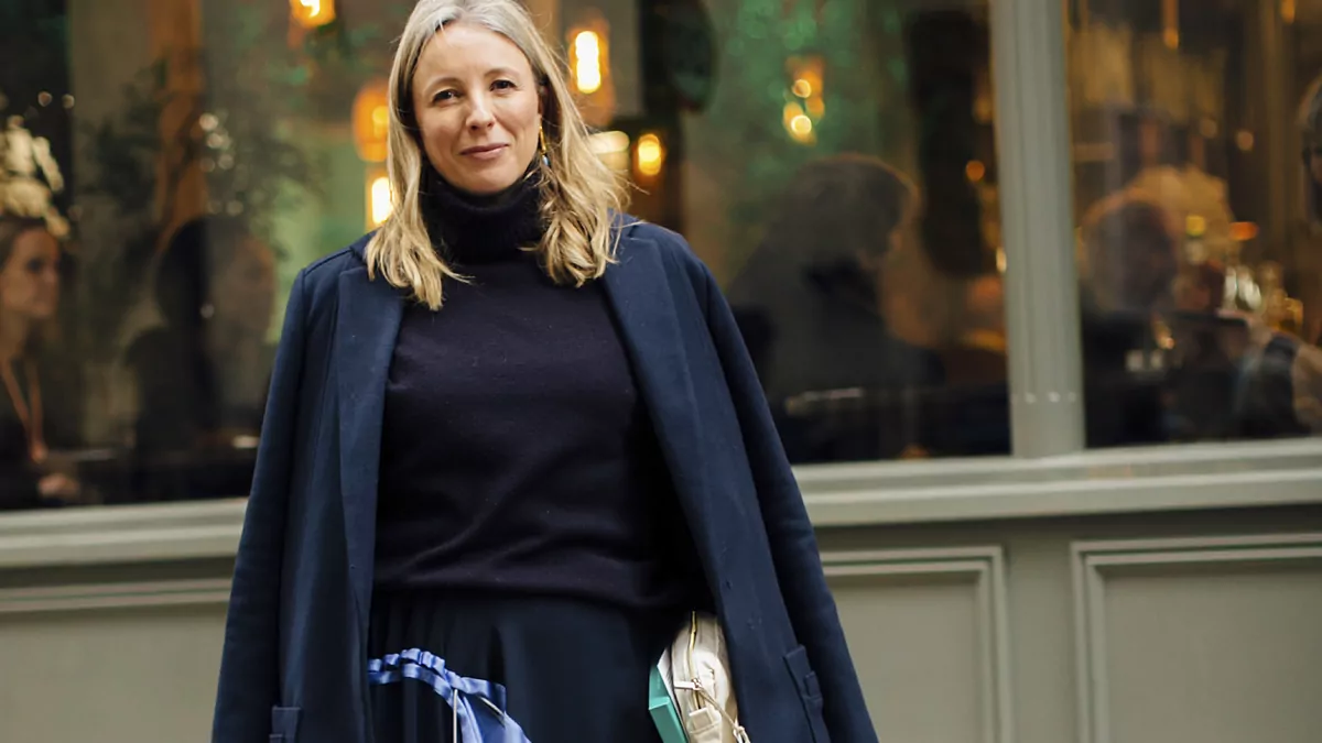Le bleu marine est la couleur du luxe tranquille cet hiver et voici les 5 façons de le combiner