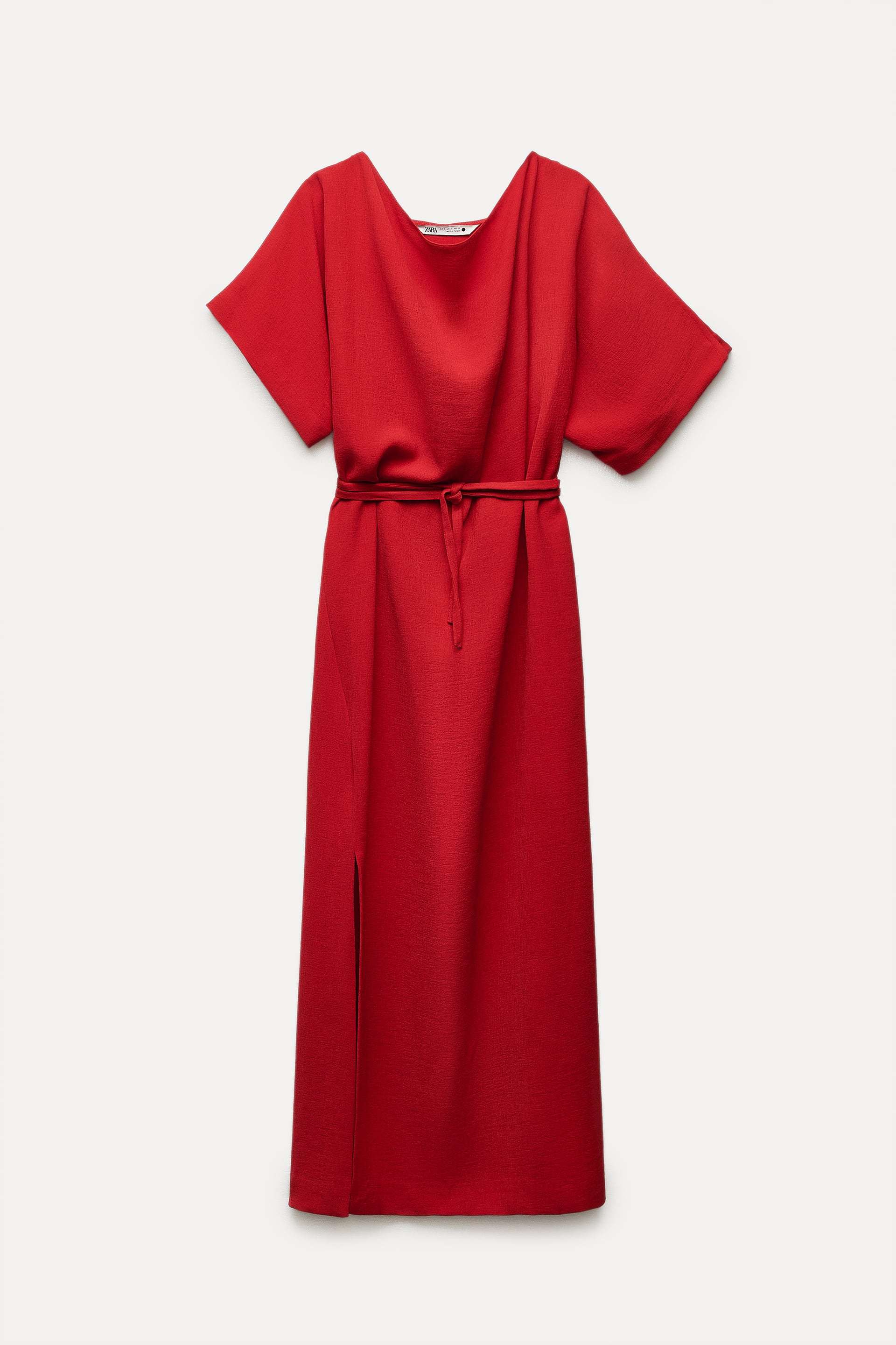 Robe rouge à manches courtes de Zara (19,95 euros).