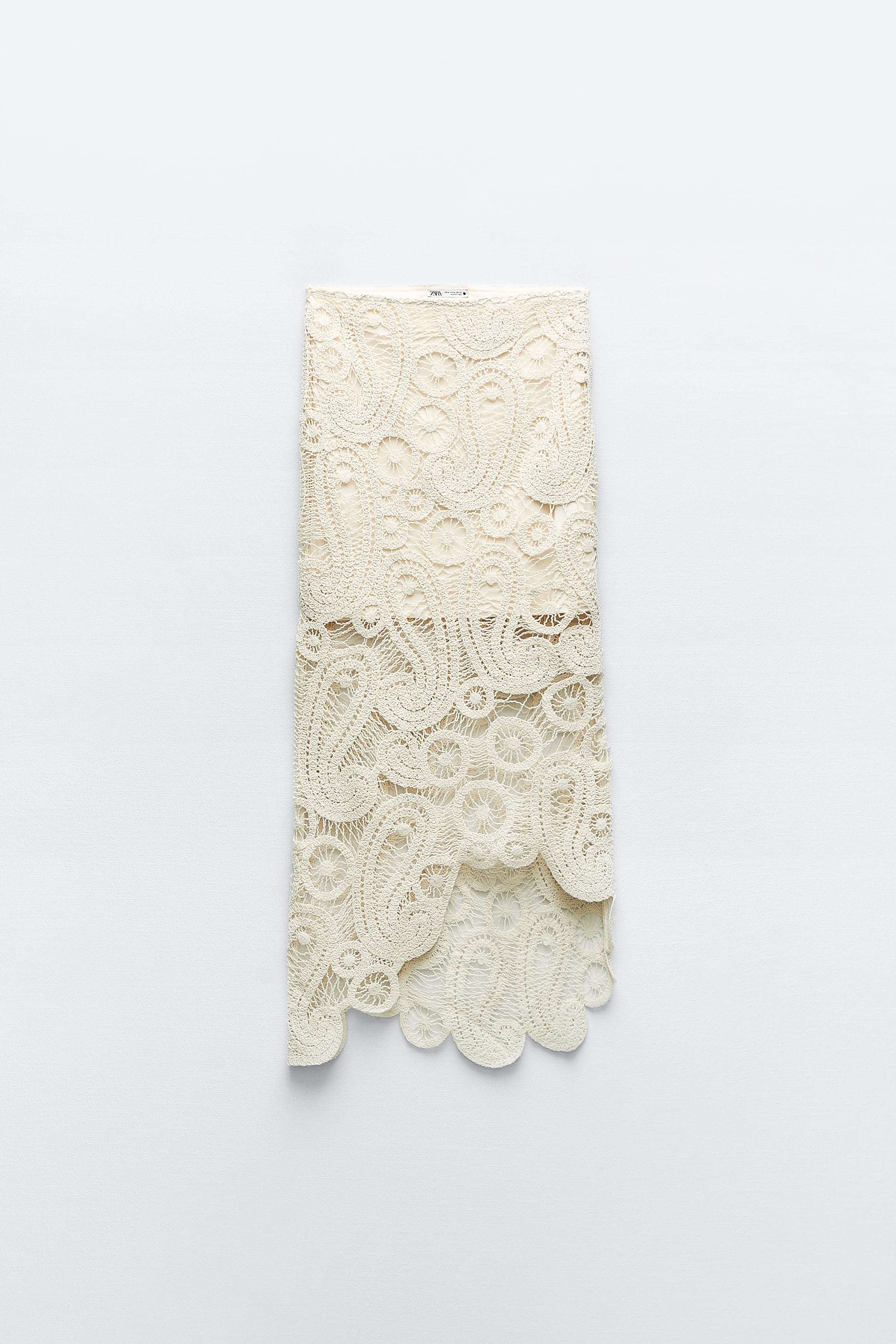 Jupe au crochet Zara (12,99 euros).