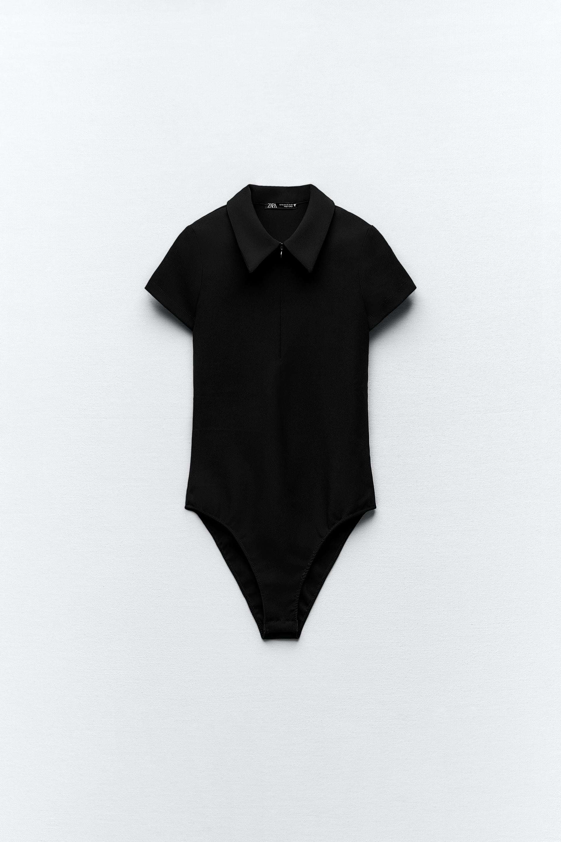 Body noir à col polo de Zara (19,95 euros).