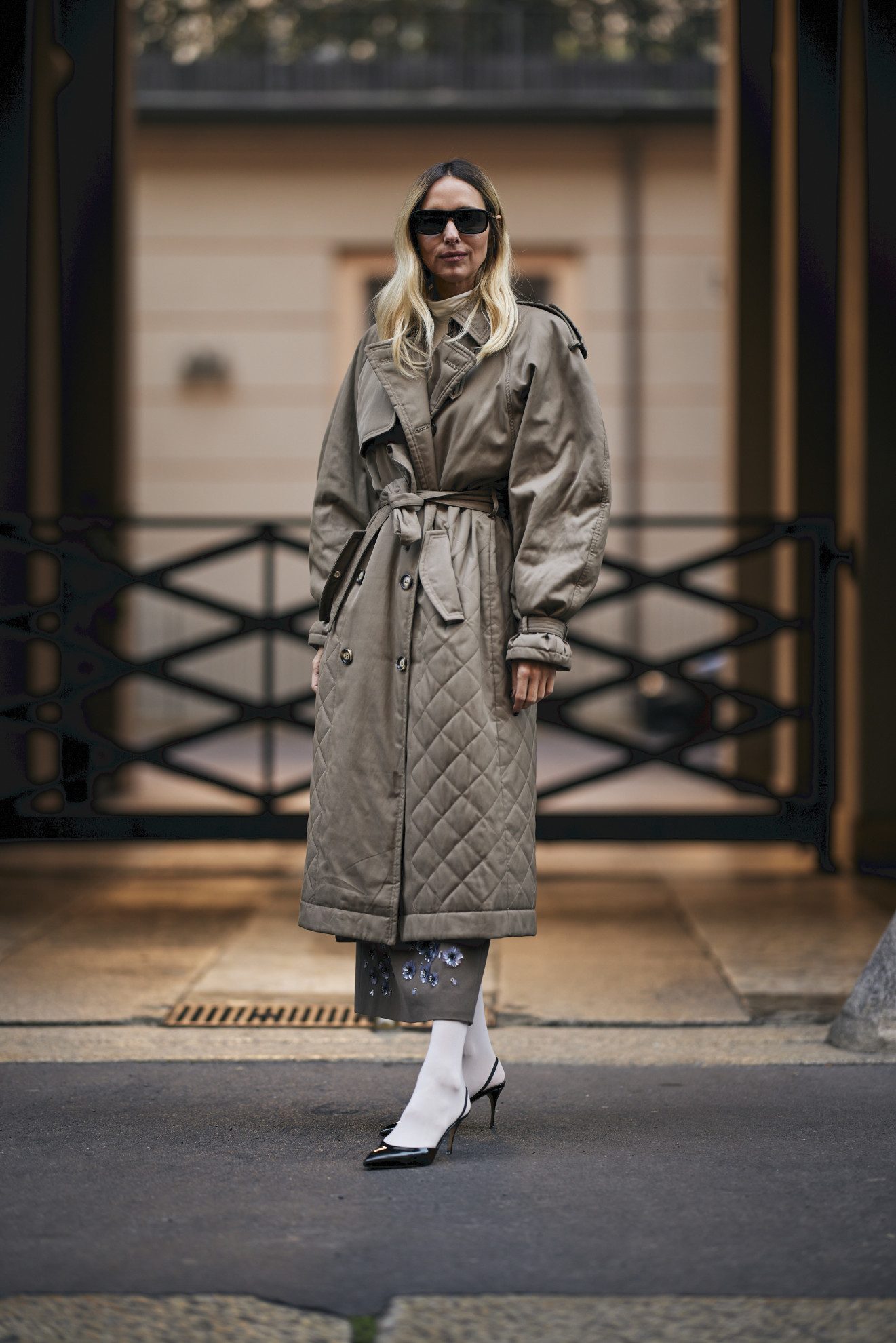 Candela Pelliza avec un trench matelassé.