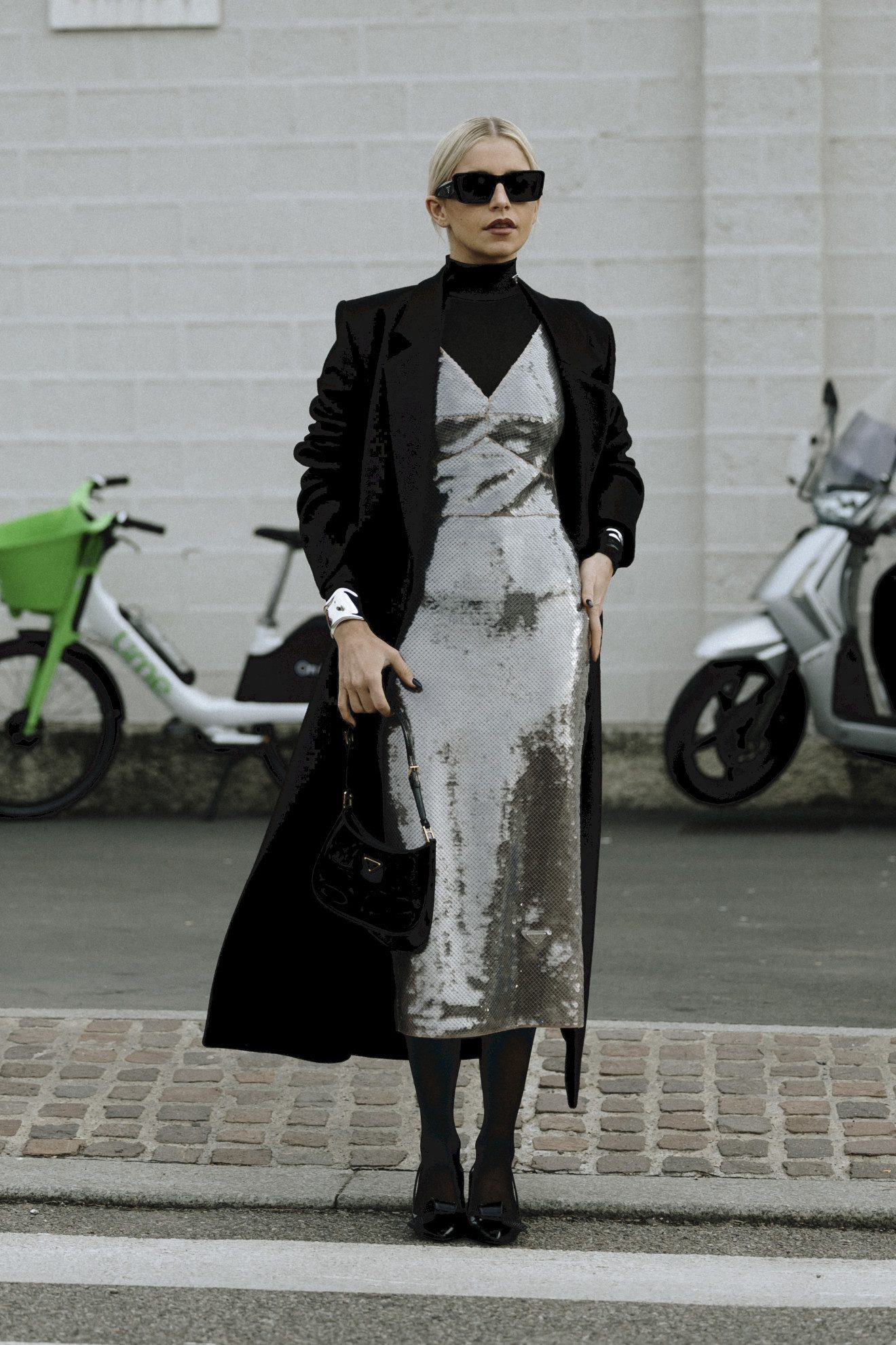 Carolina Daur avec un manteau noir.