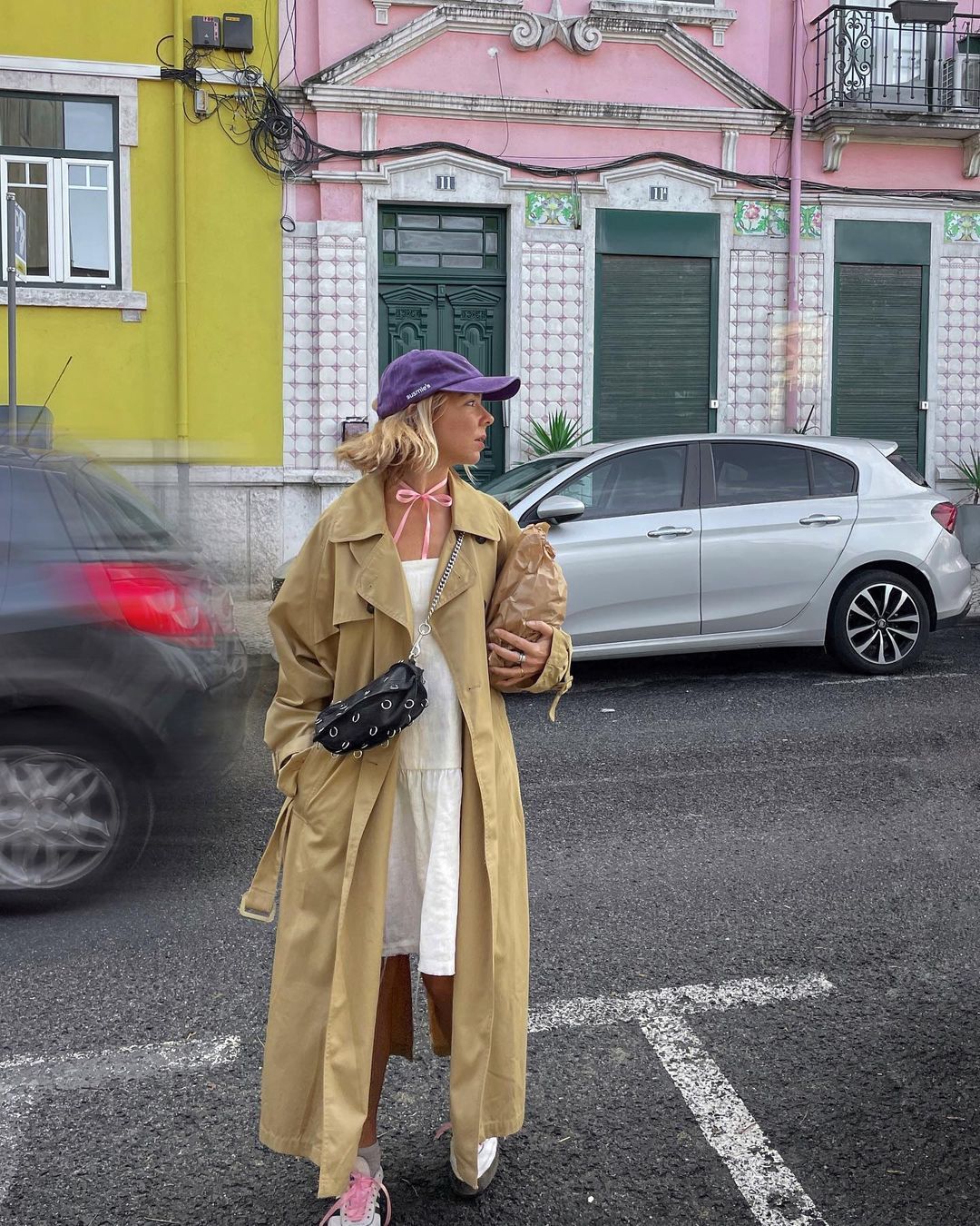 Look 5 par Sophia Molen : trench, robe et baskets.