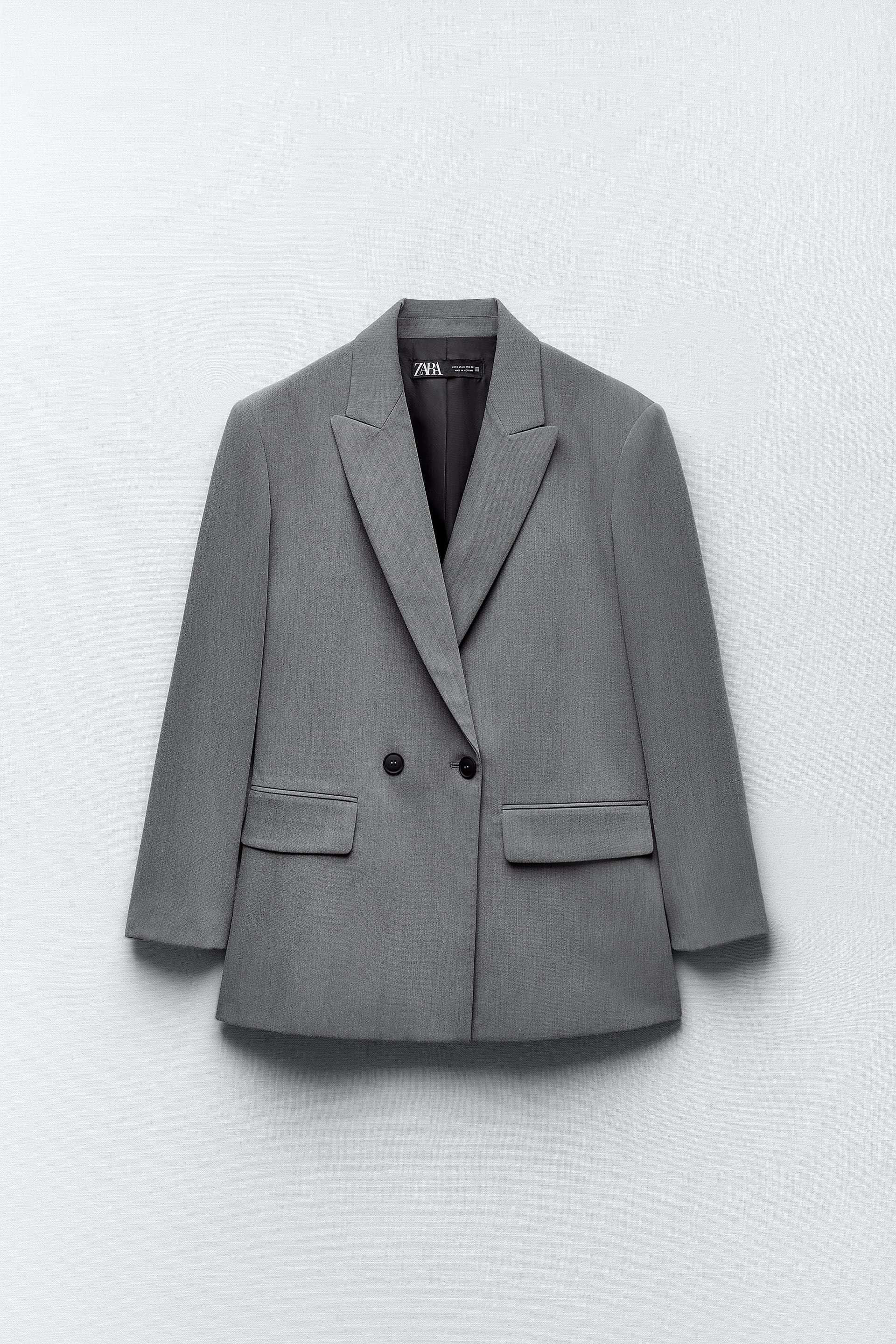 Blazer gris oversize Zara.