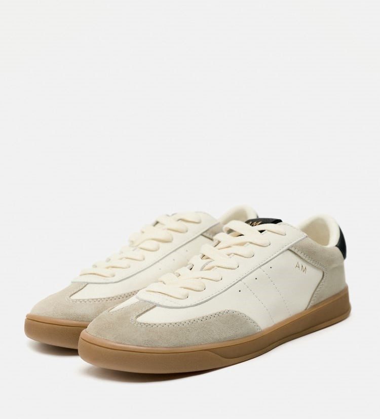Baskets Zara personnalisables (39,95 euros).
