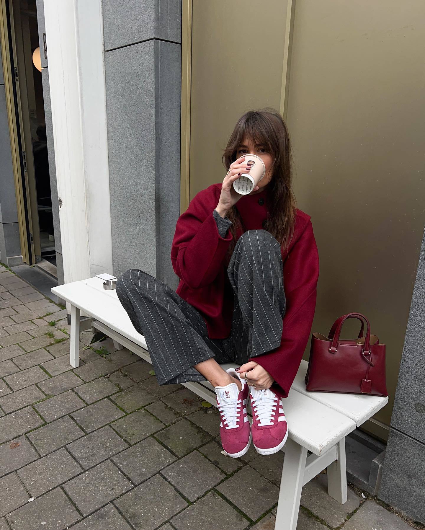 Alison Toby avec des baskets New Balance 860V2.
