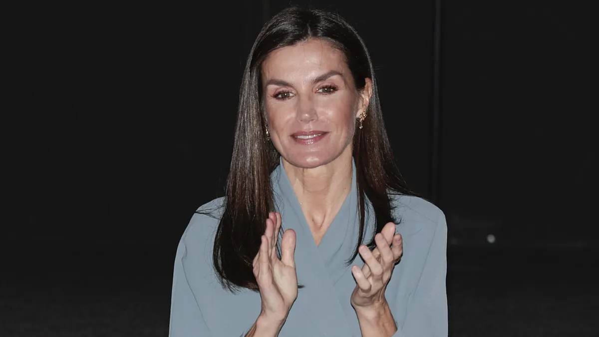 La reine Letizia fait du shopping chez Mango et trouve le manteau le plus flatteur et le plus élégant
