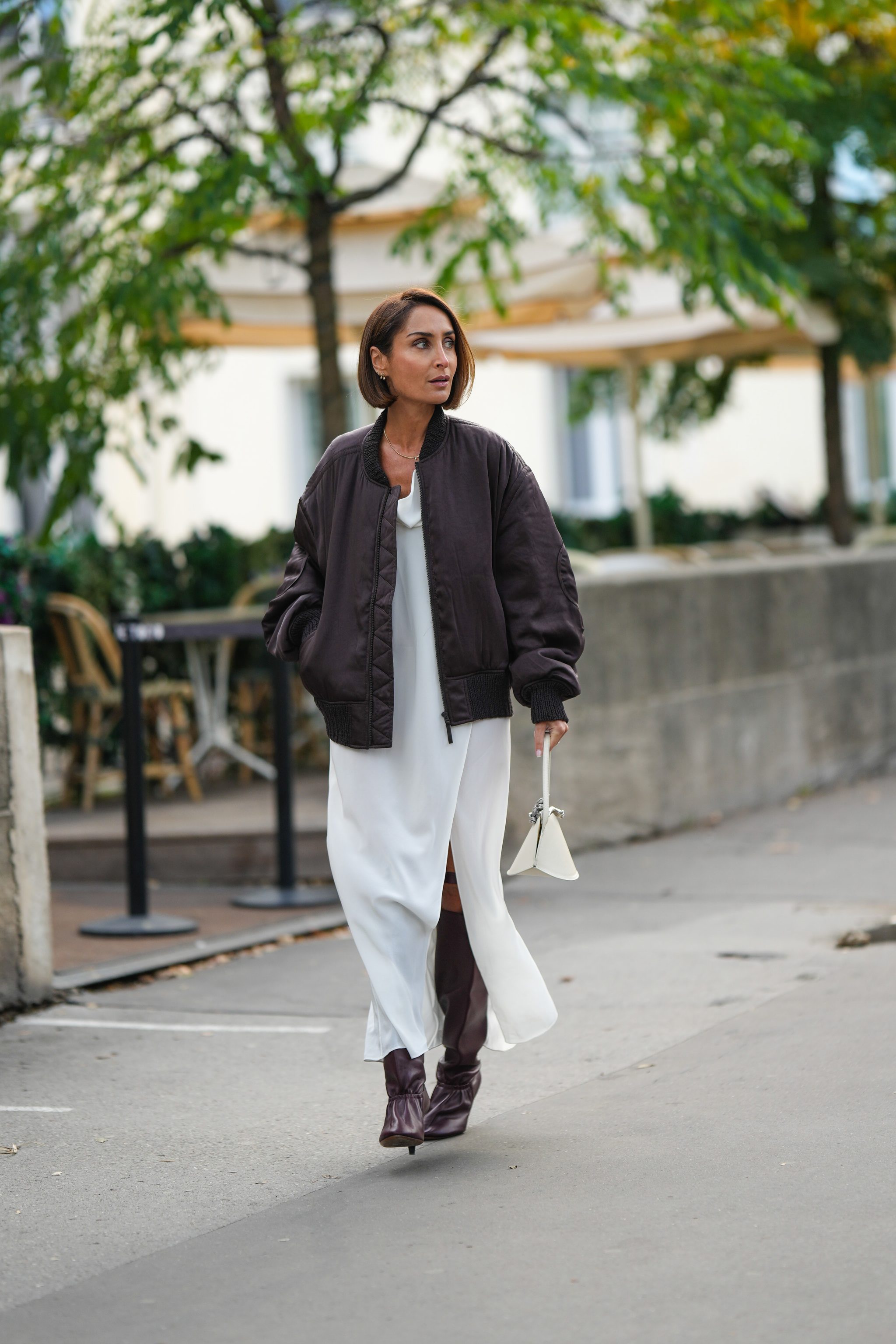 Look mi-saison avec bomber et robe.