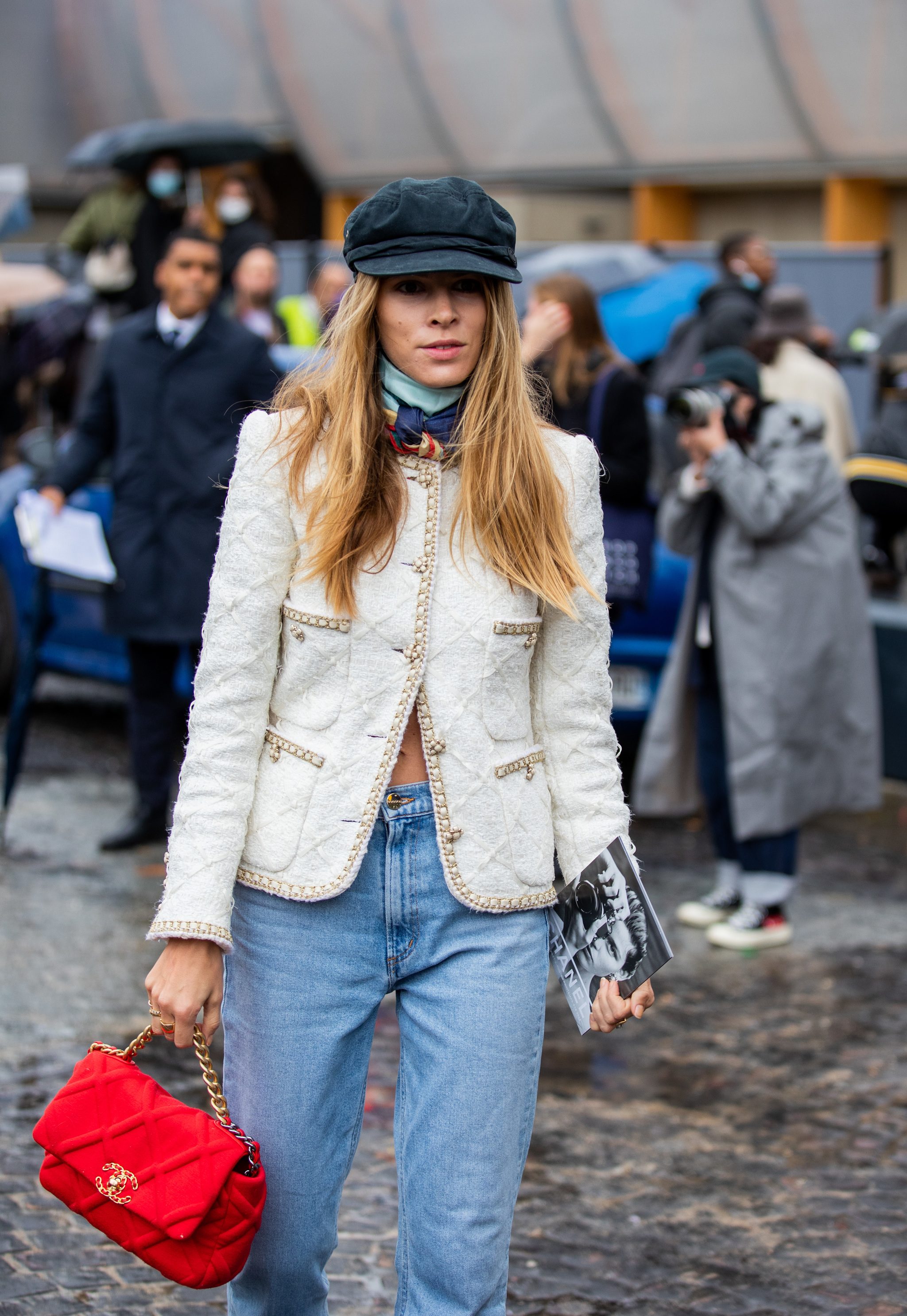 La rédactrice de mode en jean et veste en tweed.