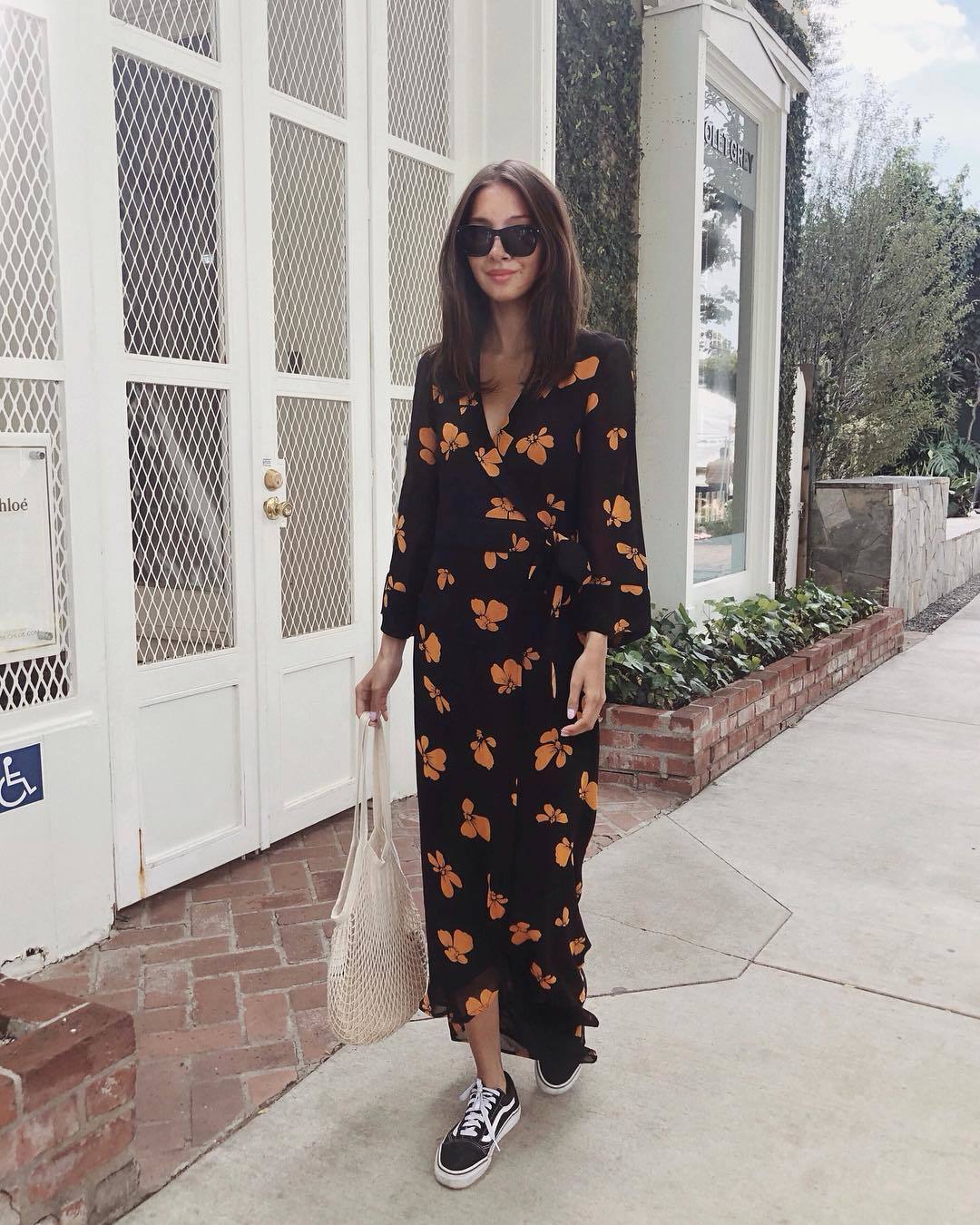 Le look de Felicia Akerstrom avec une robe et des baskets.