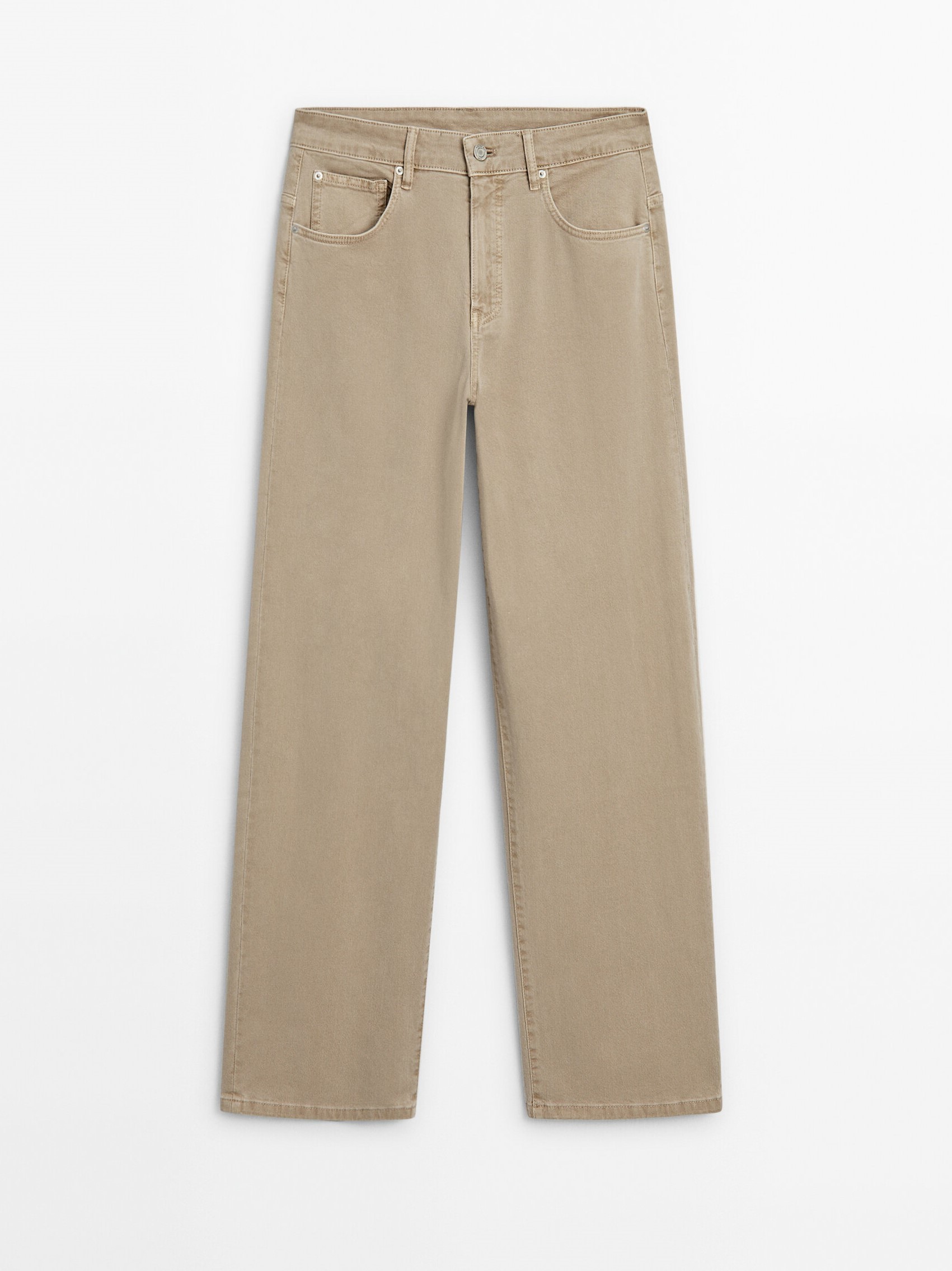 Felicia Akerstrom porte des baskets Adidas Samba.