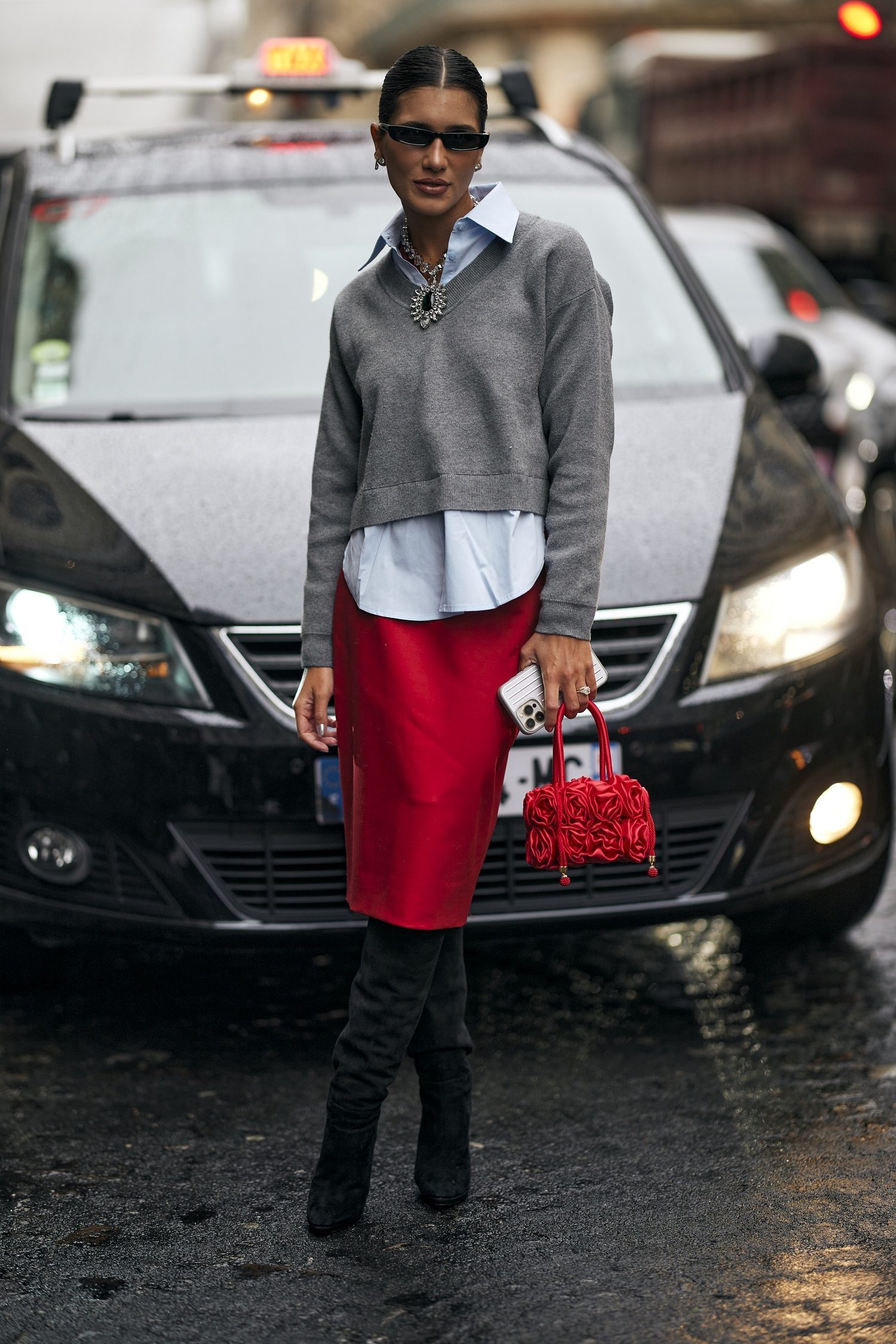 Jupe rouge cerise avec chemise et pull gris.