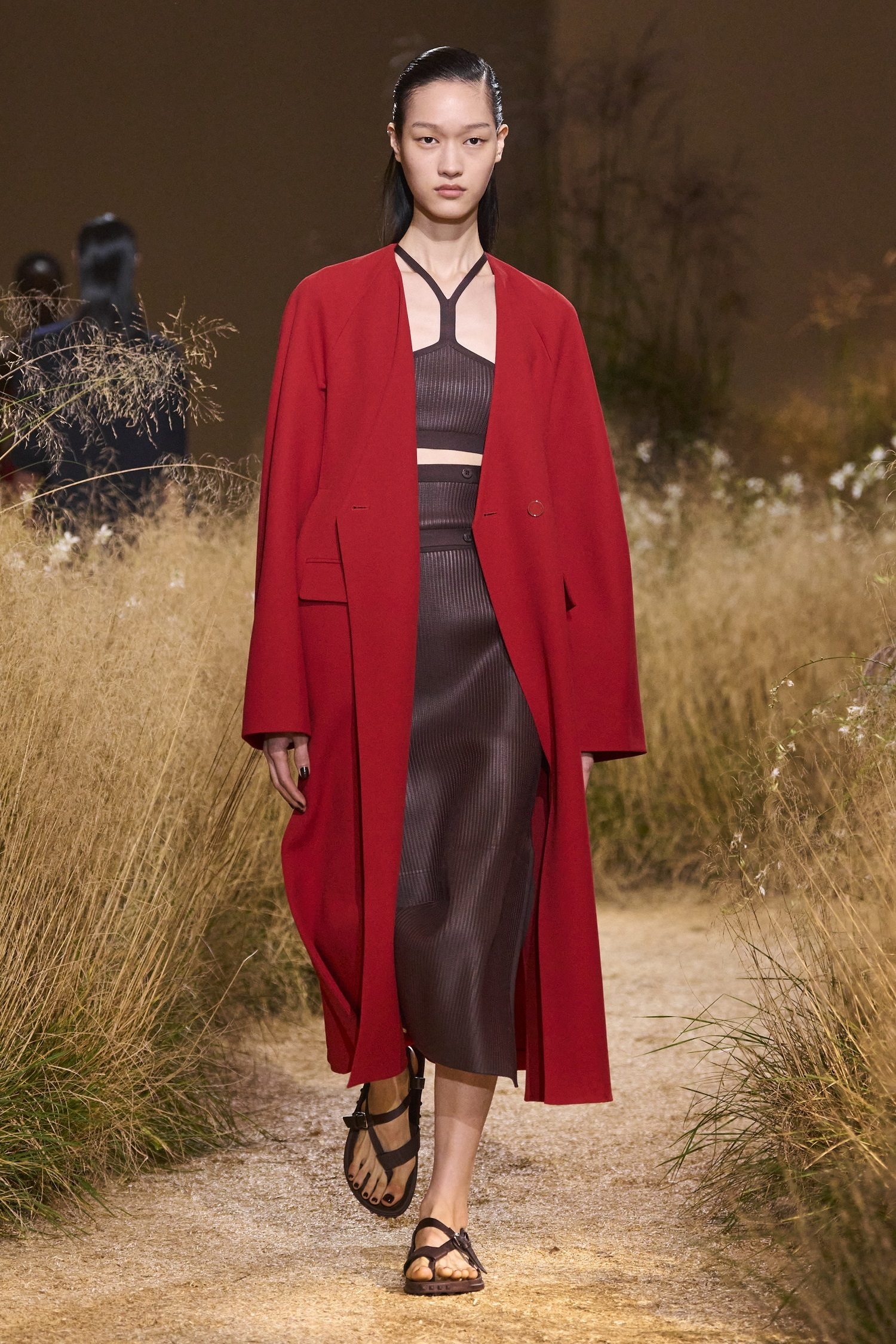 Look rouge cerise au défilé Herm