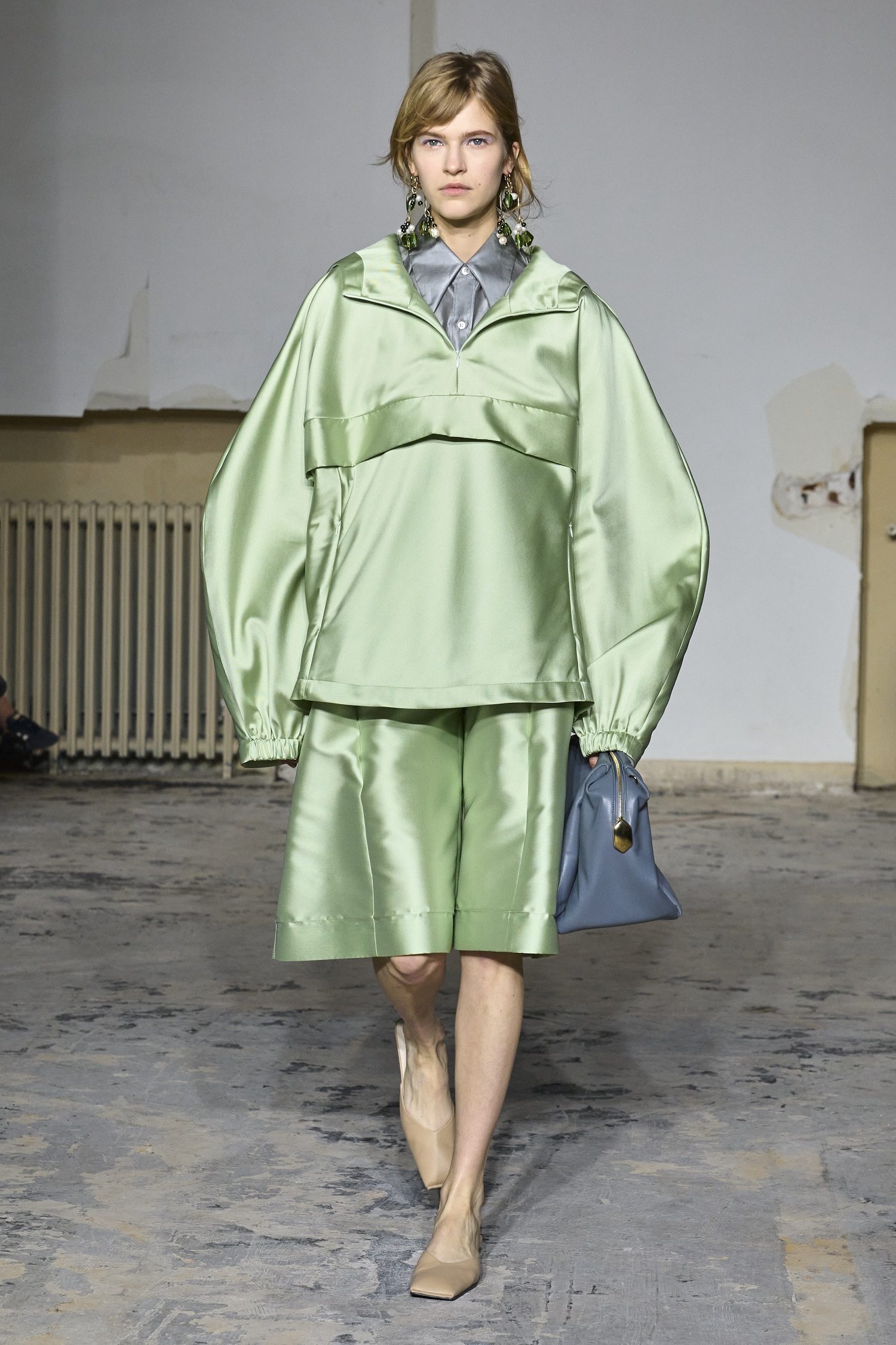 Look vert menthe du défilé Carven printemps-été 2024.