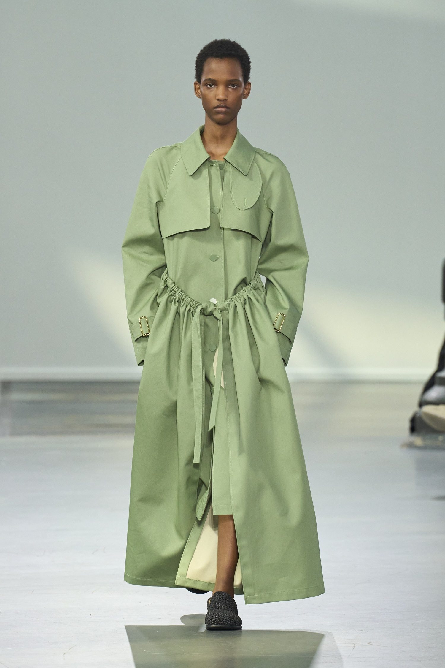 Look vert menthe du défilé JW Anderson printemps-été 2024.