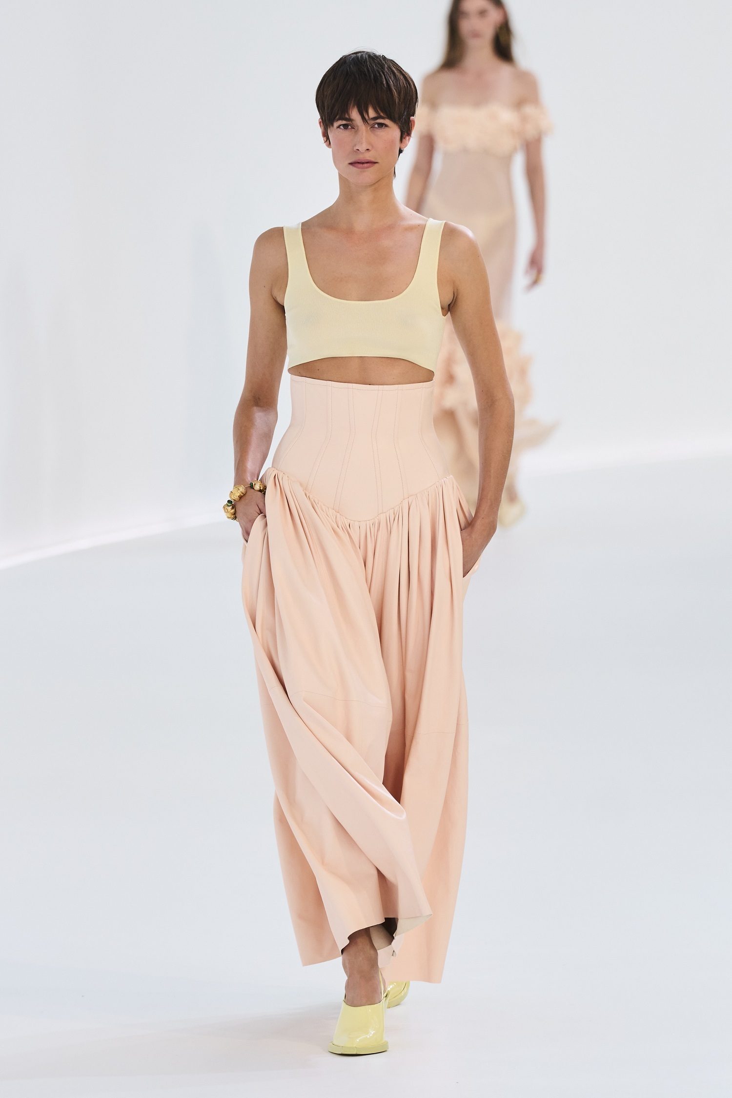 Adoptez des tons pastel lors du défilé Zimmermann printemps-été 2024.