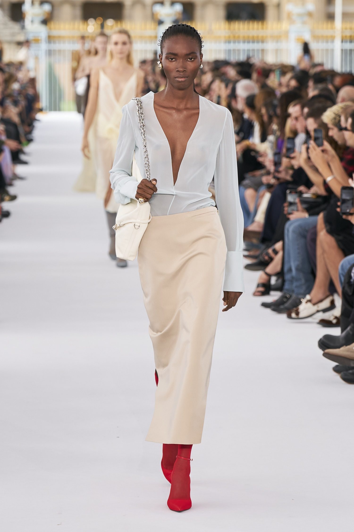 Adoptez des tons pastel lors du défilé Givenchy printemps-été 2024.