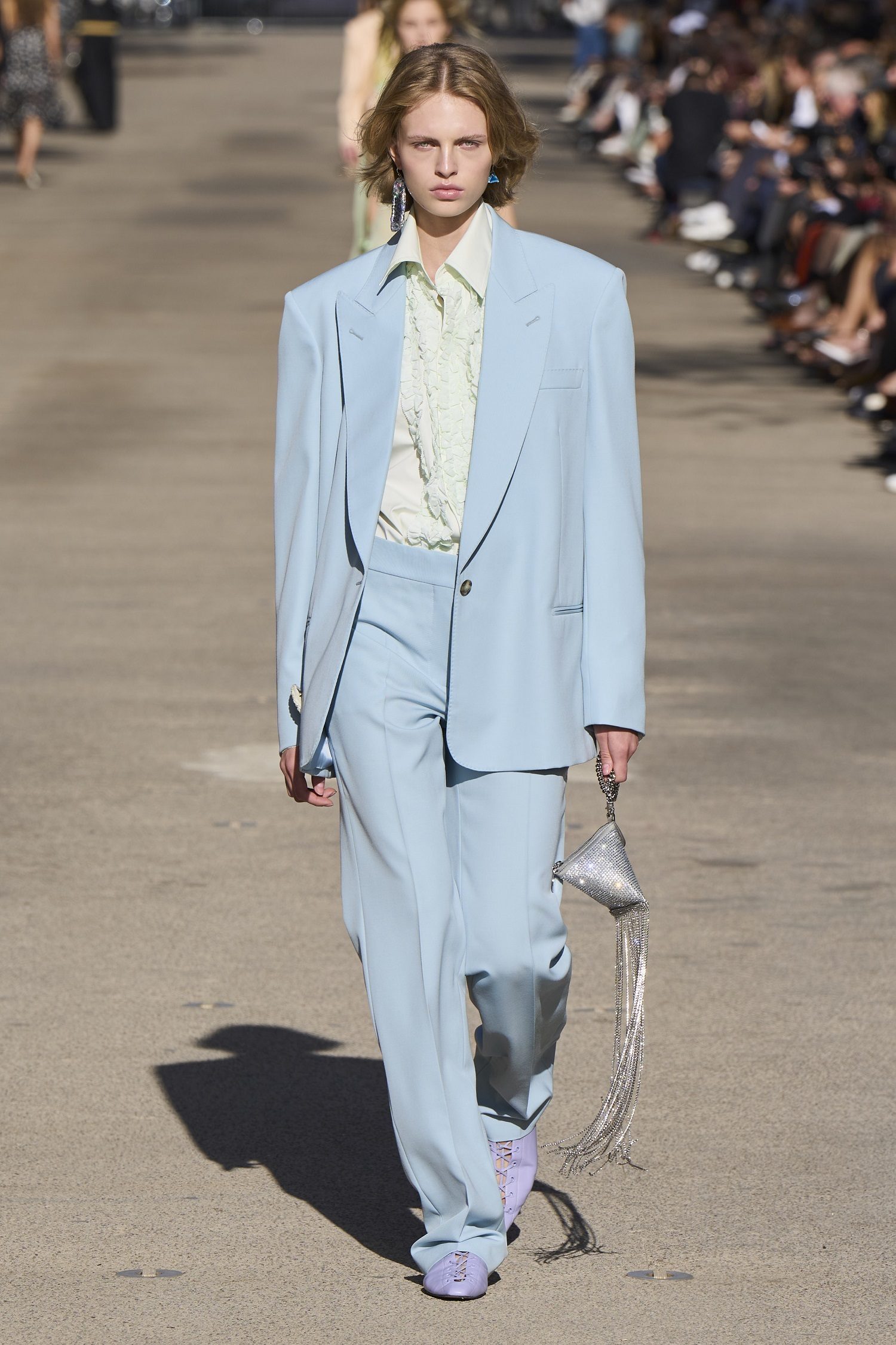 Look bleu ciel du défilé Stella McCartney printemps-été 2024.