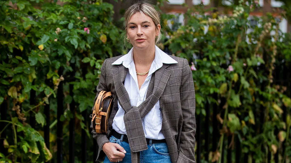 5 astuces pour associer un jean avec un blazer ce printemps comme on le porte à Paris