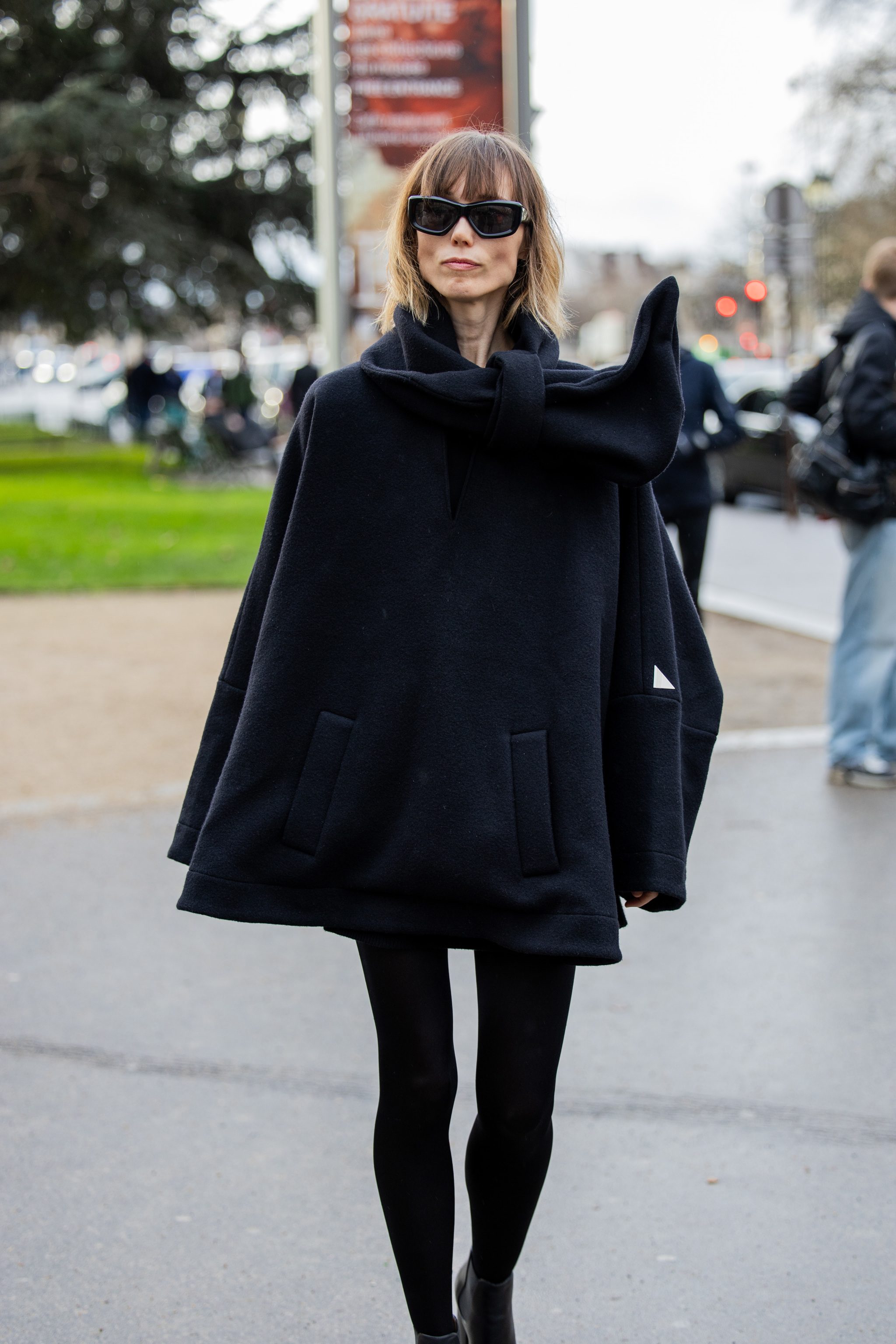 Cape et leggings, le look c